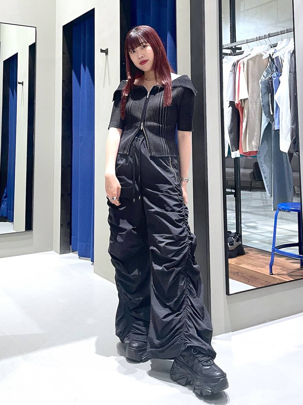 ブラック系のニット/セーター、ブラック系のその他パンツ、ブラック系のスニーカーを着用したレディースの夏コーディネートの2枚目の写真