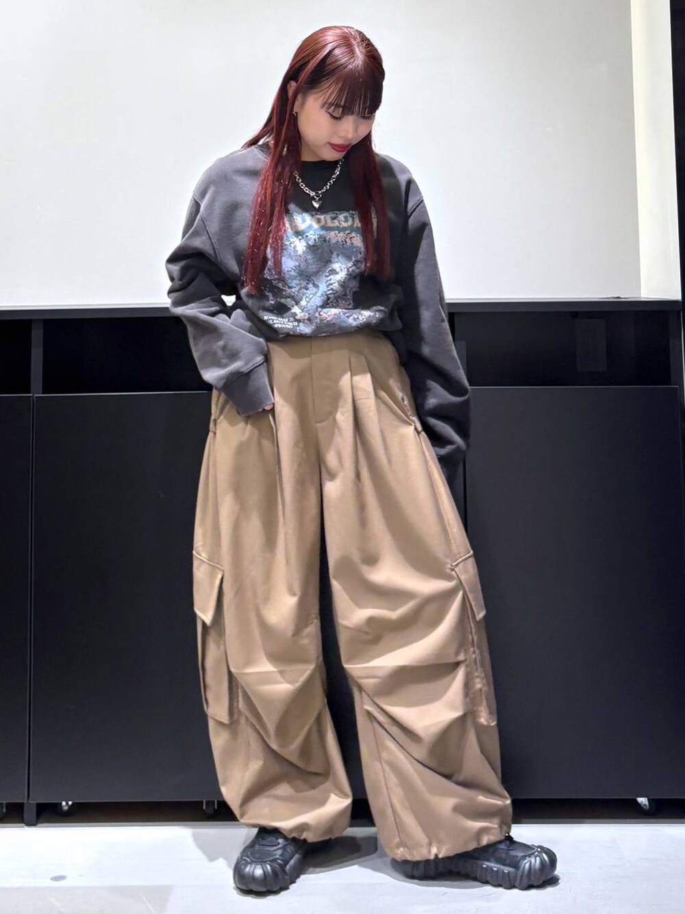 「モード、ストリート、きれいめ、カジュアル、ネックレス、骨格ストレート_PAGEBOY、ブルベ冬_PAGEBOY、スウェット」｜「Anuiの【UNISEX/3サイズ展開】TRタックパラシュートパンツ（カーゴパンツ、ベージュ系）」を使った、りりりさん（レディース・157cm）の冬コーディネートの6枚目の写真