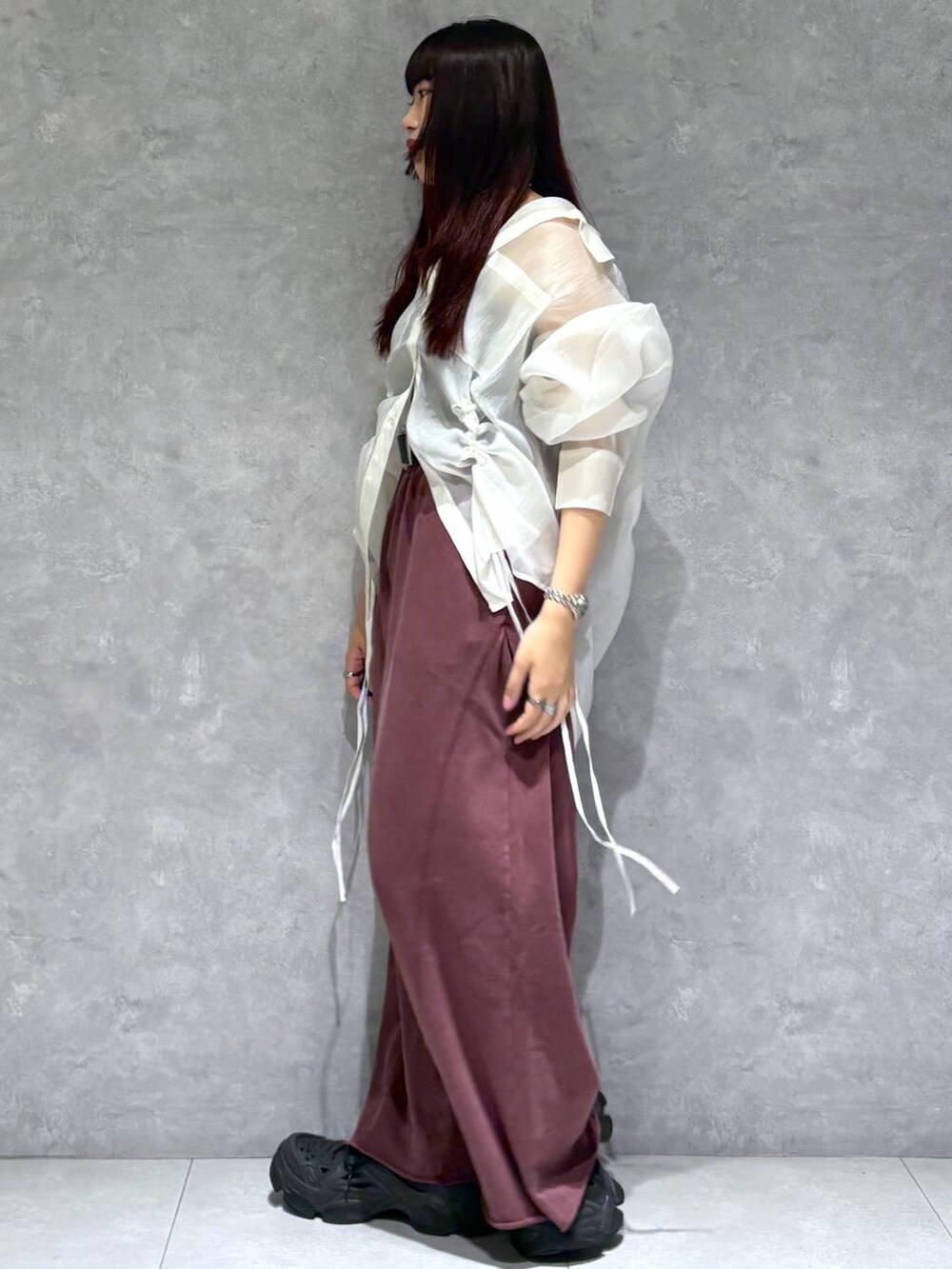 ホワイト系のシャツ/ブラウス、レッド系のスウェットパンツを着用したレディースの秋コーディネートの3枚目の写真