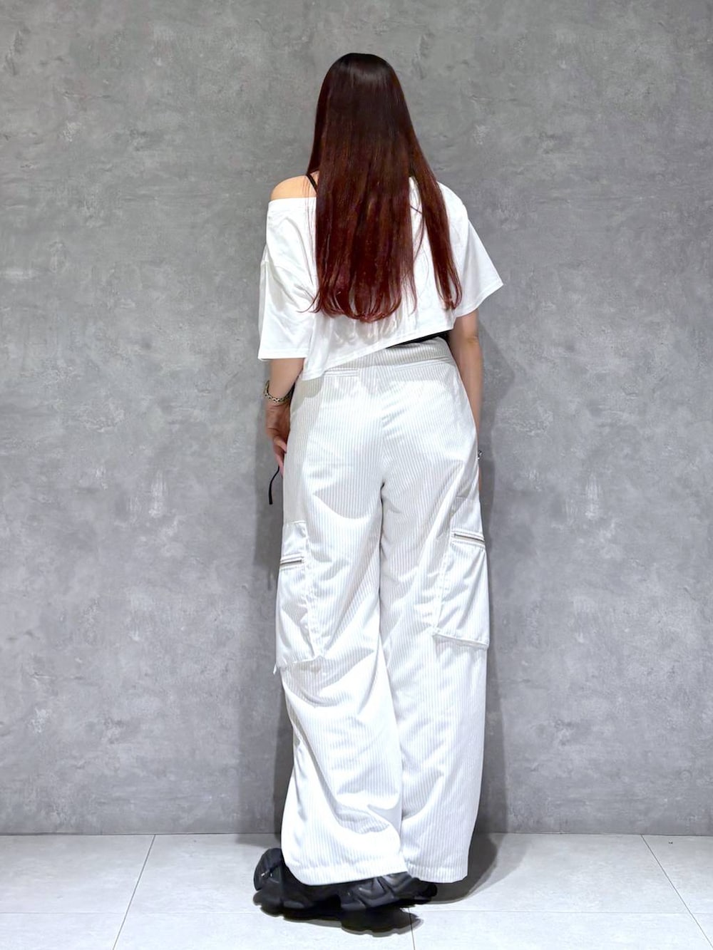 「ブルベ冬_PAGEBOY、Tシャツ、スラックス、ベルト、モード、ストリート、きれいめ、カジュアル、ネックレス、骨格ストレート_PAGEBOY」｜「PAGEBOYのモードバックルベルト3（ベルト、ブラック系）」を使った、りりりさん（レディース・157cm）の夏コーディネートの5枚目の写真