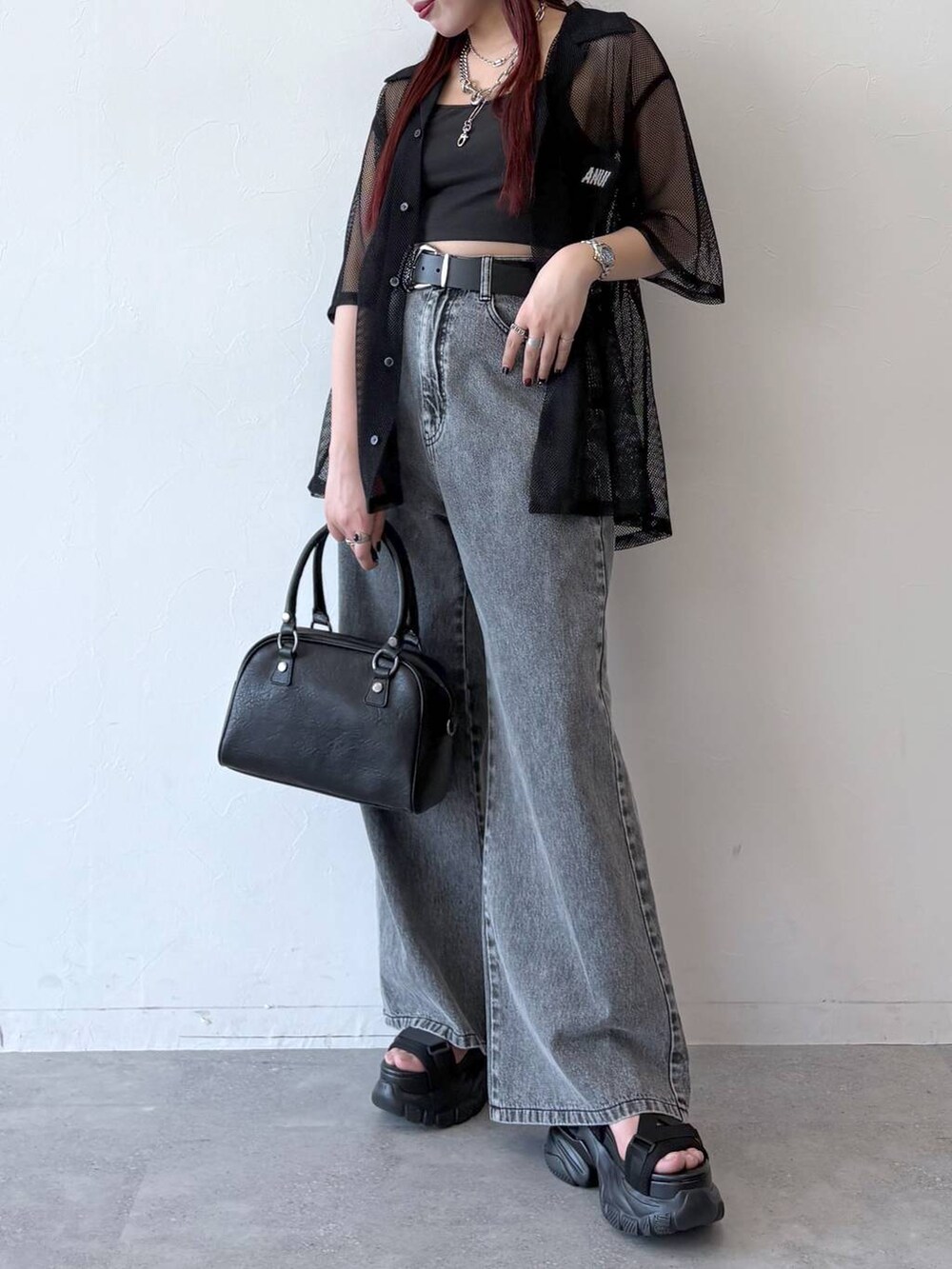 ブラック系のサンダル、ブラック系のデニムパンツ、ブラック系のシャツ/ブラウスを着用したレディースの春コーディネートの4枚目の写真