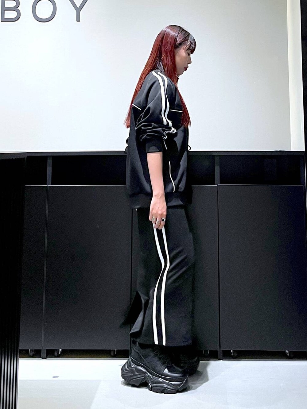 「モード、ストリート、きれいめ、カジュアル、ネックレス、骨格ストレート_PAGEBOY、ブルベ冬_PAGEBOY、ジャケット、スカート、セットアップ、スニーカー」｜「PAGEBOYのプラットチャンキースニーカー（スニーカー、ブラック系）」を使った、りりりさん（レディース・157cm）の秋コーディネートの6枚目の写真