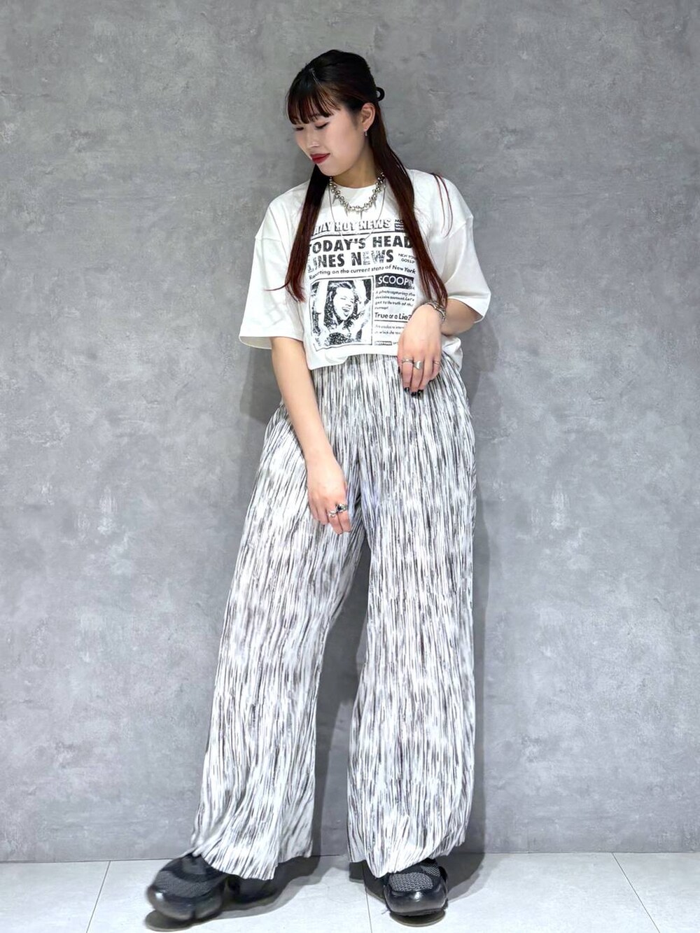 「モード、ストリート、きれいめ、カジュアル、ネックレス、骨格ストレート_PAGEBOY、ブルベ冬_PAGEBOY、Tシャツ」｜「PBLIMの《UNISEX》ニュースペーパーTシャツ（Tシャツ/カットソー、ホワイト系）」を使った、りりりさん（レディース・157cm）の春コーディネートの4枚目の写真