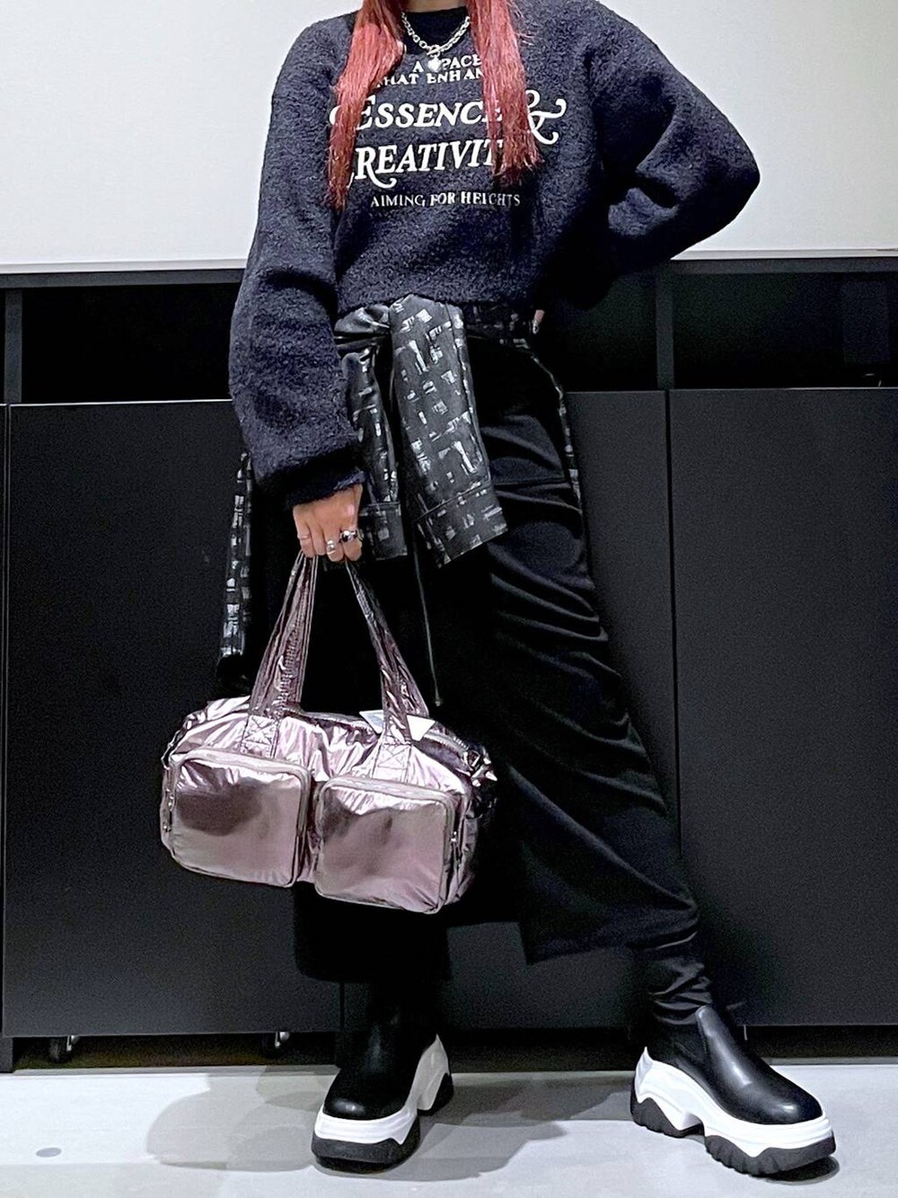 その他のショルダーバッグ、ブラック系のシャツ/ブラウス、ブラック系のスカートを着用したレディースの秋コーディネートの3枚目の写真