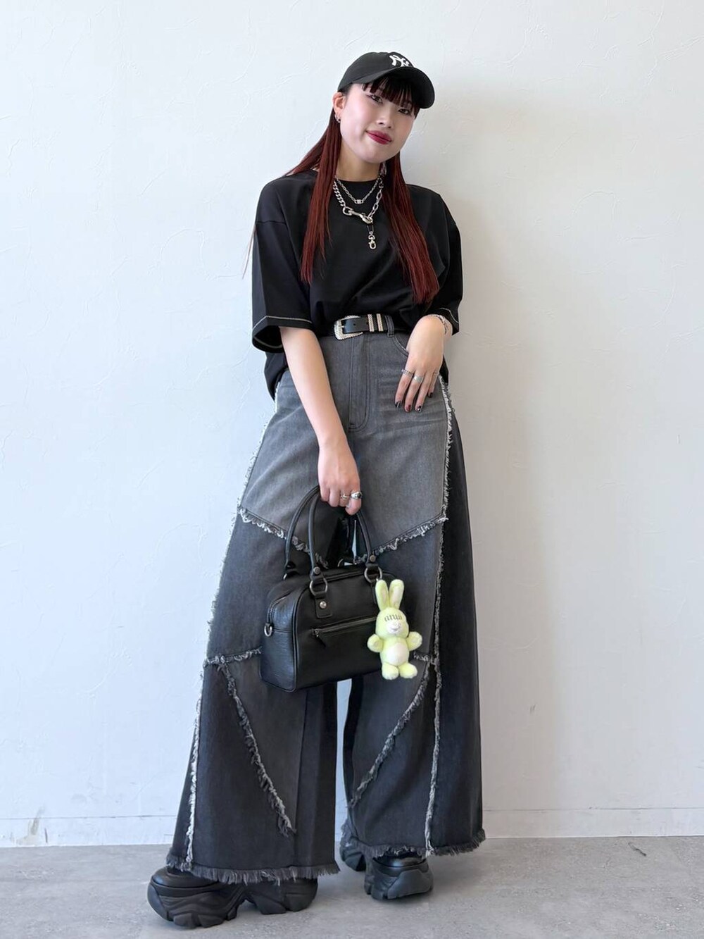 「モード、ストリート、きれいめ、カジュアル、ネックレス、骨格ストレート_PAGEBOY、ブルベ冬_PAGEBOY、デニムパンツ、Tシャツ、ベルト、バッグ」|「PAGEBOYのプラットチャンキースニーカー(スニーカー、ブラック系)」を使った、りりりさん(レディース・157cm)の春コーディネートの9枚目の写真