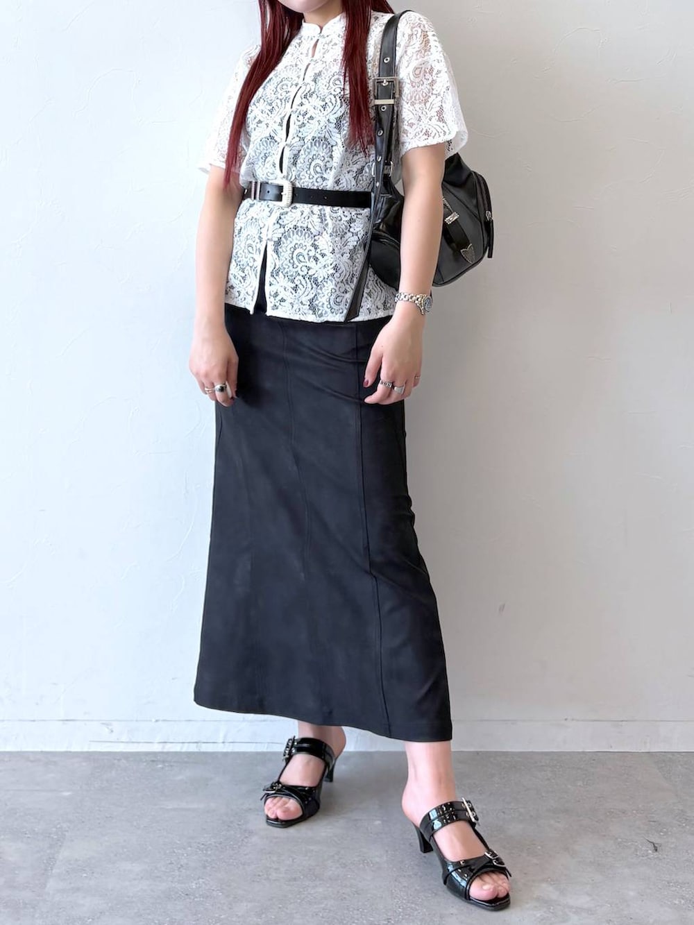 「モード、ストリート、きれいめ、カジュアル、ネックレス、骨格ストレート_PAGEBOY、ブルベ冬_PAGEBOY、シャツ、ブラウス、スカート、ベルト、バッグ」｜「PAGEBOYのモードバックルベルト3（ベルト、ブラック系）」を使った、りりりさん（レディース・157cm）の春コーディネートの3枚目の写真