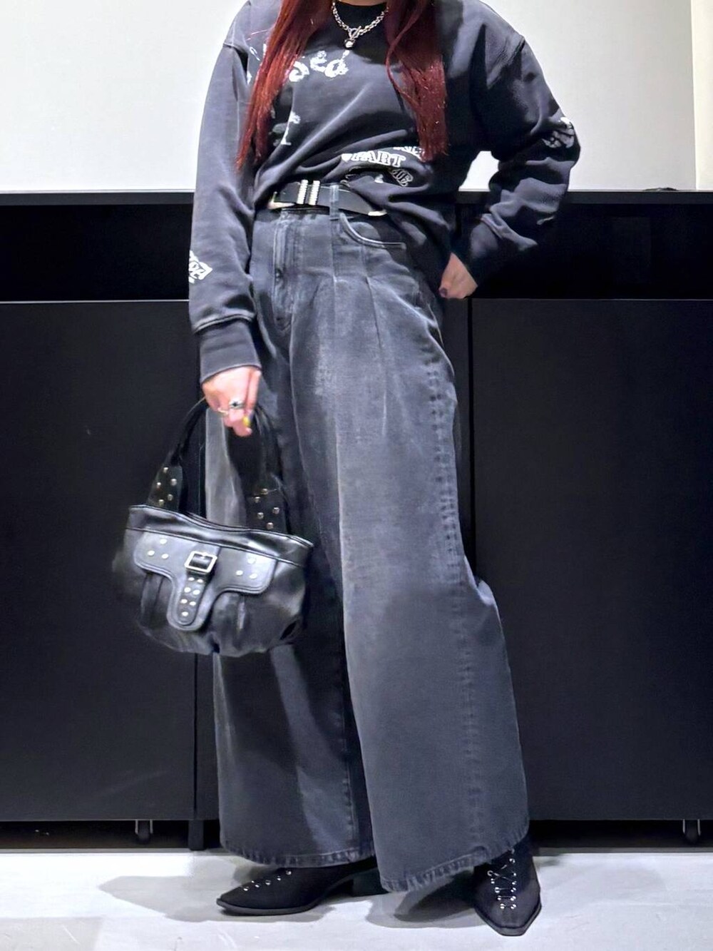 「モード、ストリート、きれいめ、カジュアル、ネックレス、骨格ストレート_PAGEBOY、ブルベ冬_PAGEBOY、スウェット、デニムパンツ、パンプス、ベルト」｜「PAGEBOYのモードバックルベルト3（ベルト、ブラック系）」を使った、りりりさん（レディース・157cm）の冬コーディネートの6枚目の写真