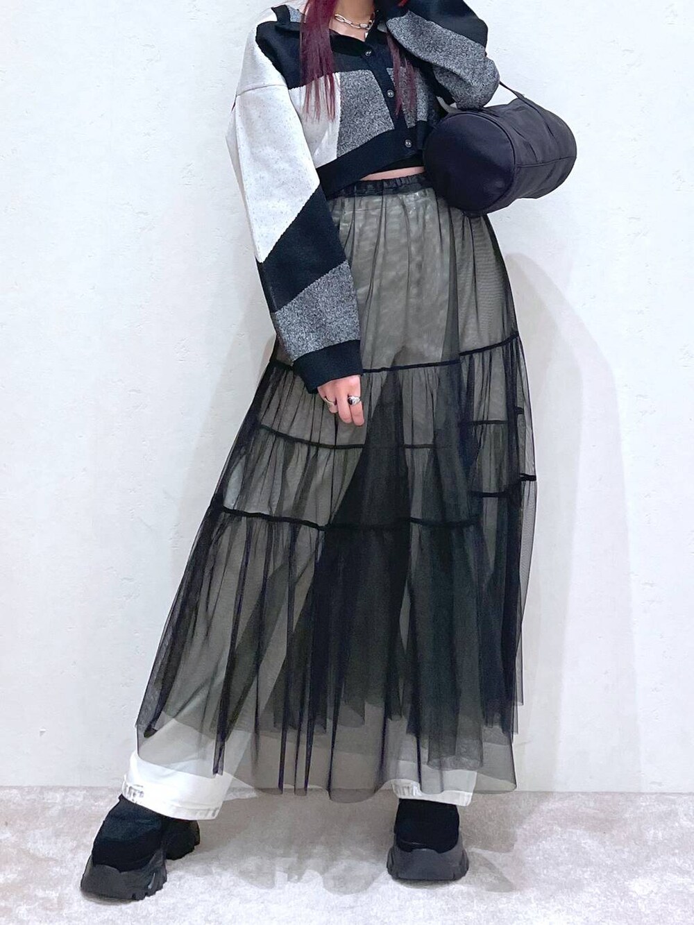 「モード、ストリート、きれいめ、春コーデ、カジュアル、ネックレス、骨格ストレート_PAGEBOY、ブルベ冬_PAGEBOY、スカート、ニット、カーディガン、デニムパンツ、バッグ」｜「PBLIMのPBLIM/ナイロンボストンバック（ドラムバッグ、ブラック系）」を使った、りりりさん（レディース・157cm）の春コーディネートの2枚目の写真