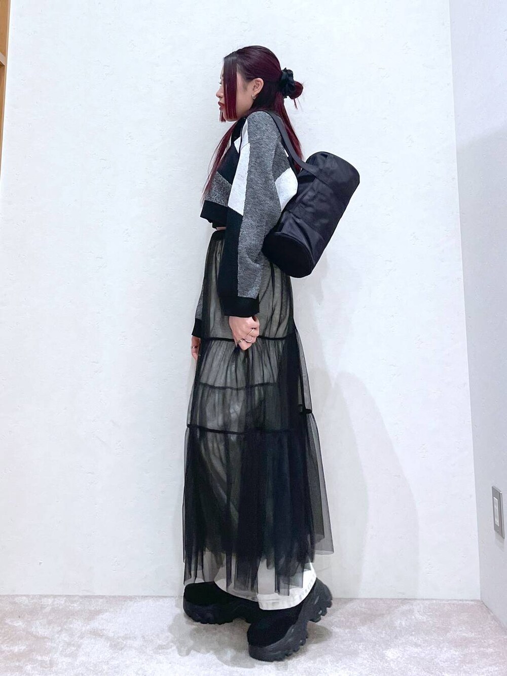 「モード、ストリート、きれいめ、春コーデ、カジュアル、ネックレス、骨格ストレート_PAGEBOY、ブルベ冬_PAGEBOY、スカート、ニット、カーディガン、デニムパンツ、バッグ」｜「PBLIMのPBLIM/ナイロンボストンバック（ドラムバッグ、ブラック系）」を使った、りりりさん（レディース・157cm）の春コーディネートの3枚目の写真