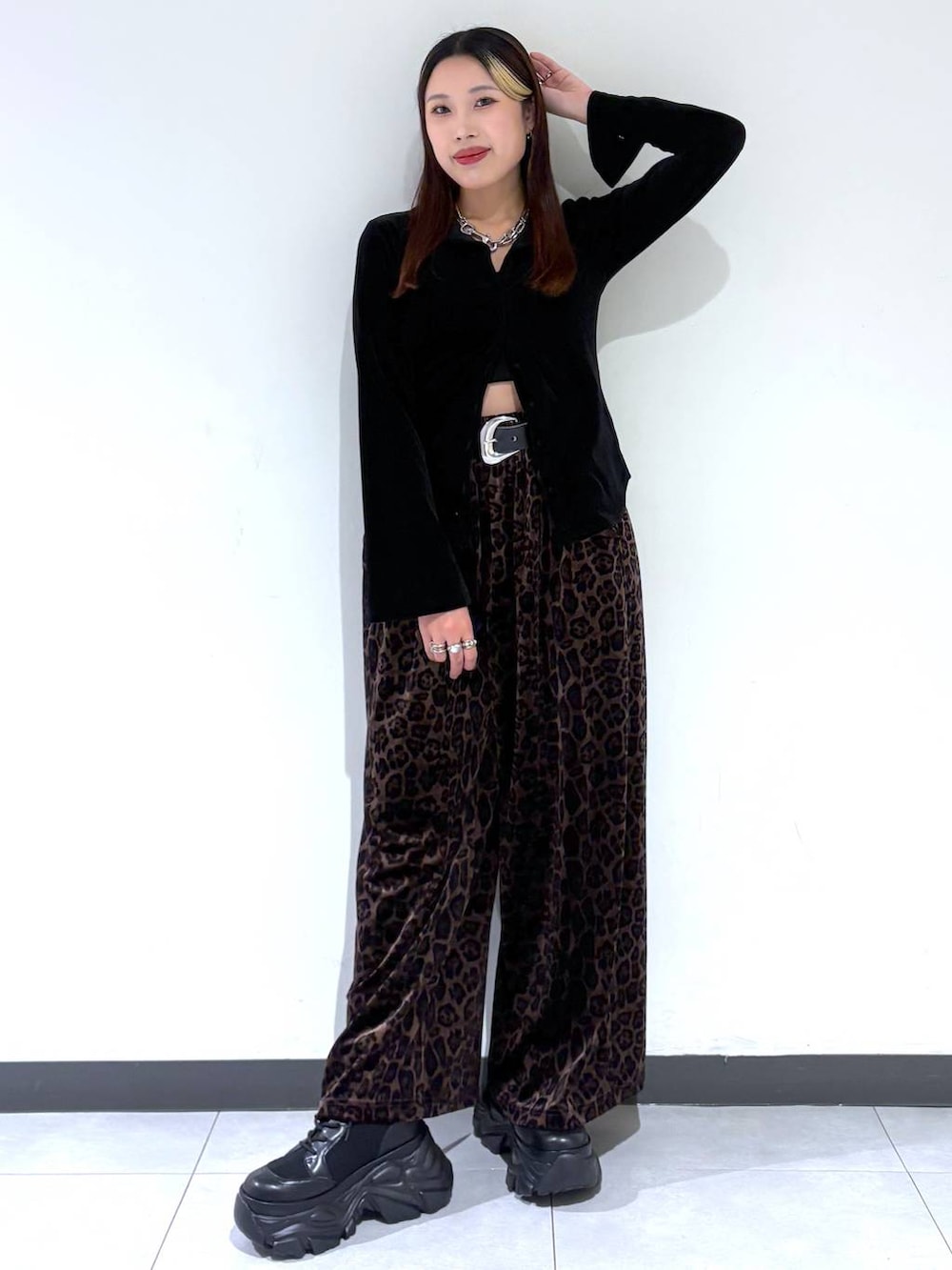 ブラック系のシャツ/ブラウス、その他のその他パンツ、ブラック系のブーツを着用したレディースの秋コーディネートの7枚目の写真