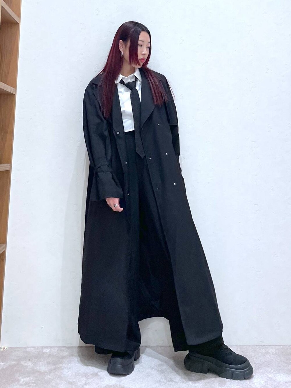 「モード、ストリート、きれいめ、秋コーデ、冬コーデ、カジュアル、ネックレス、ブーツ、骨格ストレート_PAGEBOY、ブルベ冬_PAGEBOY、アウター、トレンチコート、コート、シャツ、スラックス」｜「PAGEBOYのスタンダードスラックス（スラックス、ブラック系）」を使った、りりりさん（レディース・157cm）の春コーディネートの2枚目の写真