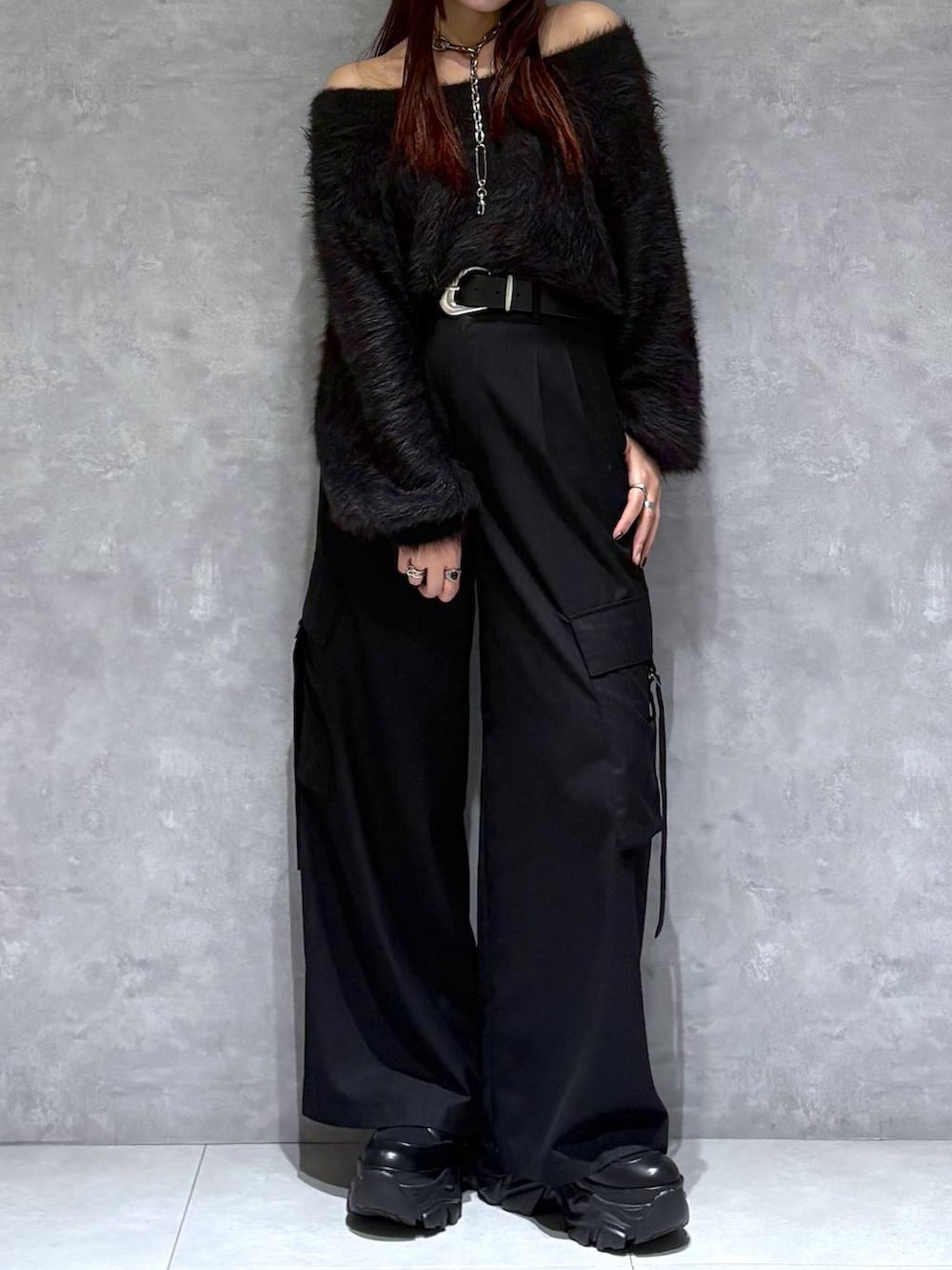 ブラック系のブーツ、ブラック系のスラックス、ブラック系のニット/セーターを着用したレディースの秋コーディネートの2枚目の写真