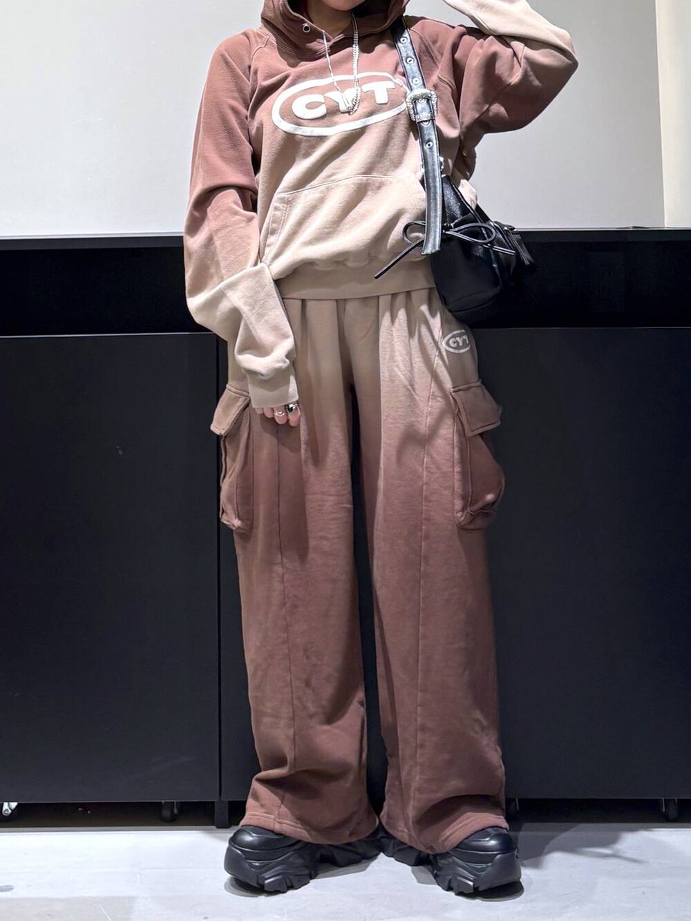 「パーカー、スウェット、モード、ストリート、きれいめ、カジュアル、ネックレス、骨格ストレート_PAGEBOY、ブルベ冬_PAGEBOY、スウェットパンツ、セットアップ、バッグ、スニーカー」｜「PAGEBOYのプラットチャンキースニーカー（スニーカー、ブラック系）」を使った、りりりさん（レディース・157cm）の冬コーディネートの7枚目の写真