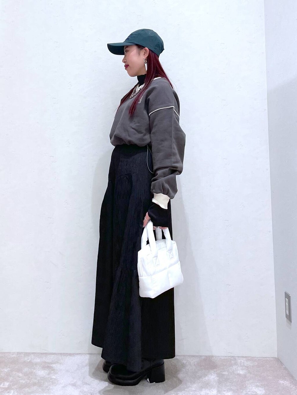 グレー系のスウェット、ブラック系のTシャツ/カットソー、ブラック系のブーツを着用したレディースの冬コーディネートの7枚目の写真