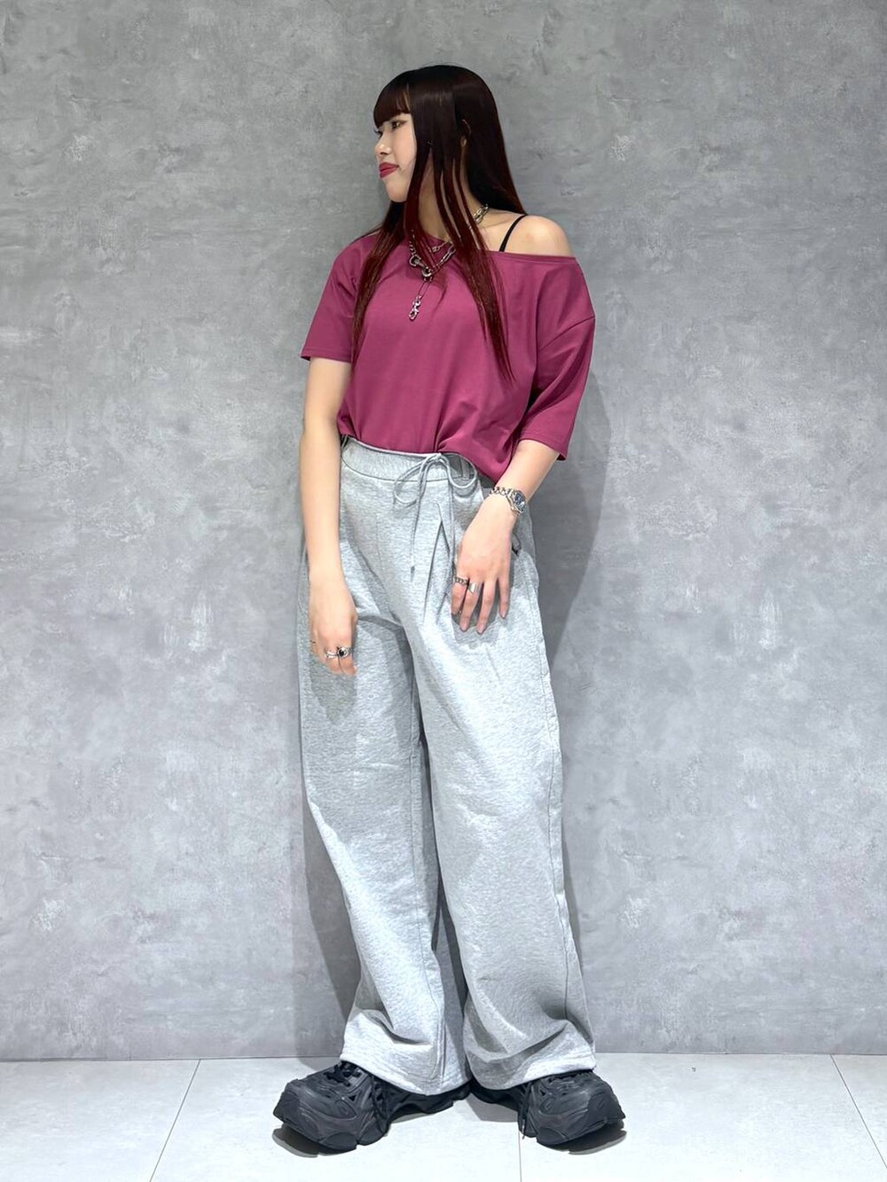 「スウェットパンツ、モード、ストリート、きれいめ、カジュアル、ネックレス、骨格ストレート_PAGEBOY、ブルベ冬_PAGEBOY、Tシャツ」｜「PAGEBOYのタックスウェットパンツ（スウェットパンツ、グレー系）」を使った、りりりさん（レディース・157cm）の春コーディネートの6枚目の写真