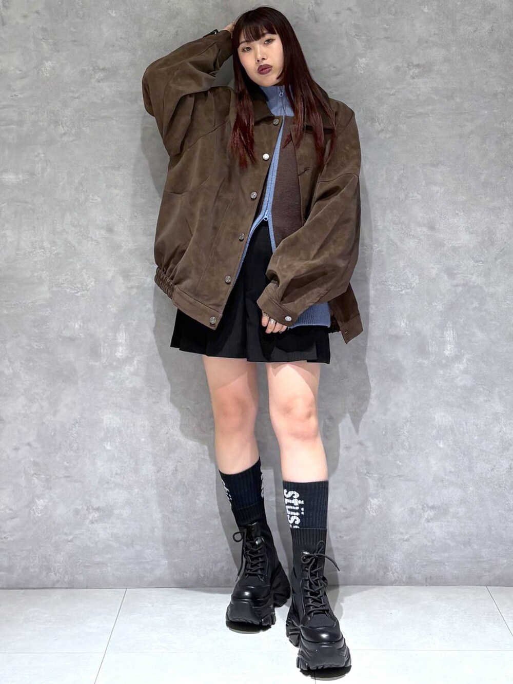 ブラック系のブーツ、ブラック系のその他パンツ、ブラウン系のブルゾンを着用したレディースの秋コーディネートの9枚目の写真