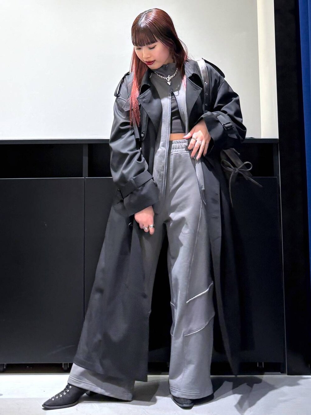 「モード、ストリート、きれいめ、カジュアル、ネックレス、骨格ストレート_PAGEBOY、ブルベ冬_PAGEBOY、アウター、トレンチコート、スウェット、スウェットパンツ、バッグ」｜「PAGEBOYのヴィンテージリボンポケットBAG（ショルダーバッグ、グレー系）」を使った、りりりさん（レディース・157cm）の冬コーディネートの2枚目の写真