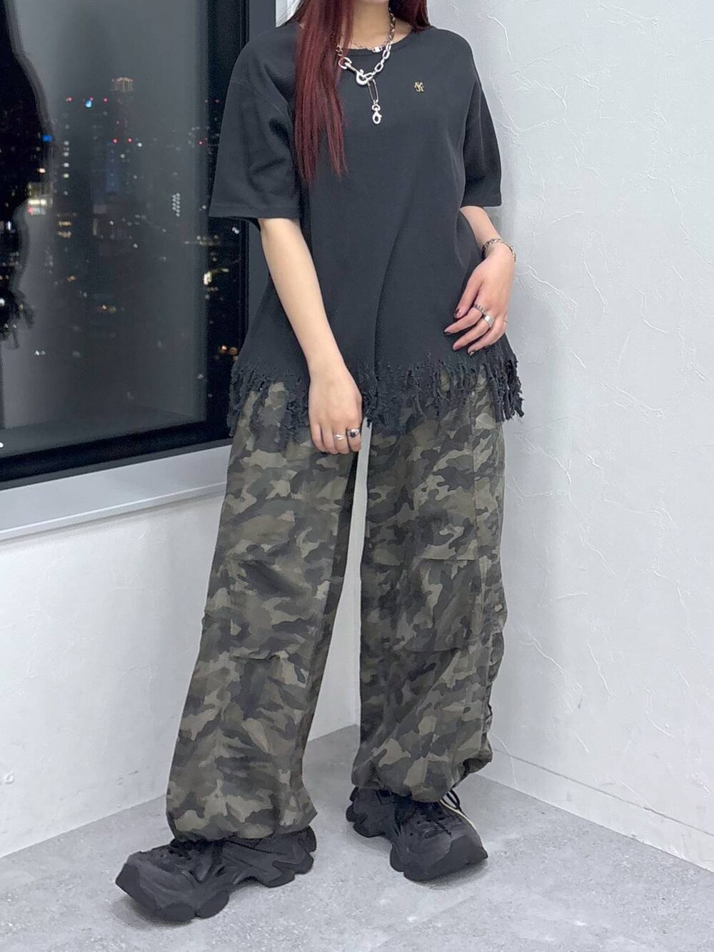「モード、ストリート、きれいめ、カジュアル、ネックレス、骨格ストレート_PAGEBOY、ブルベ冬_PAGEBOY」｜「Anuiの【UNISEX/3サイズ展開】ミリタリードロストパンツ（カーゴパンツ、その他）」を使った、りりりさん（レディース・157cm）の春コーディネートの3枚目の写真