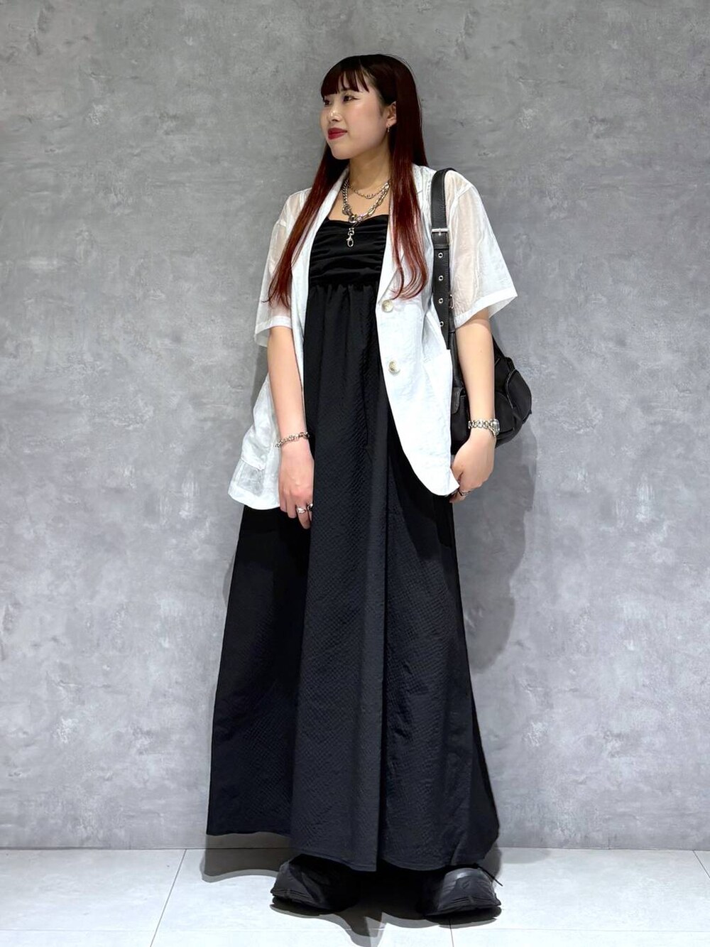 「モード、ストリート、きれいめ、カジュアル、ネックレス、骨格ストレート_PAGEBOY、ブルベ冬_PAGEBOY、ワンピース、ジャケット、バッグ」｜「PAGEBOYのZIPポケットBAG（ショルダーバッグ、ブラック系）」を使った、りりりさん（レディース・157cm）の夏コーディネートの7枚目の写真