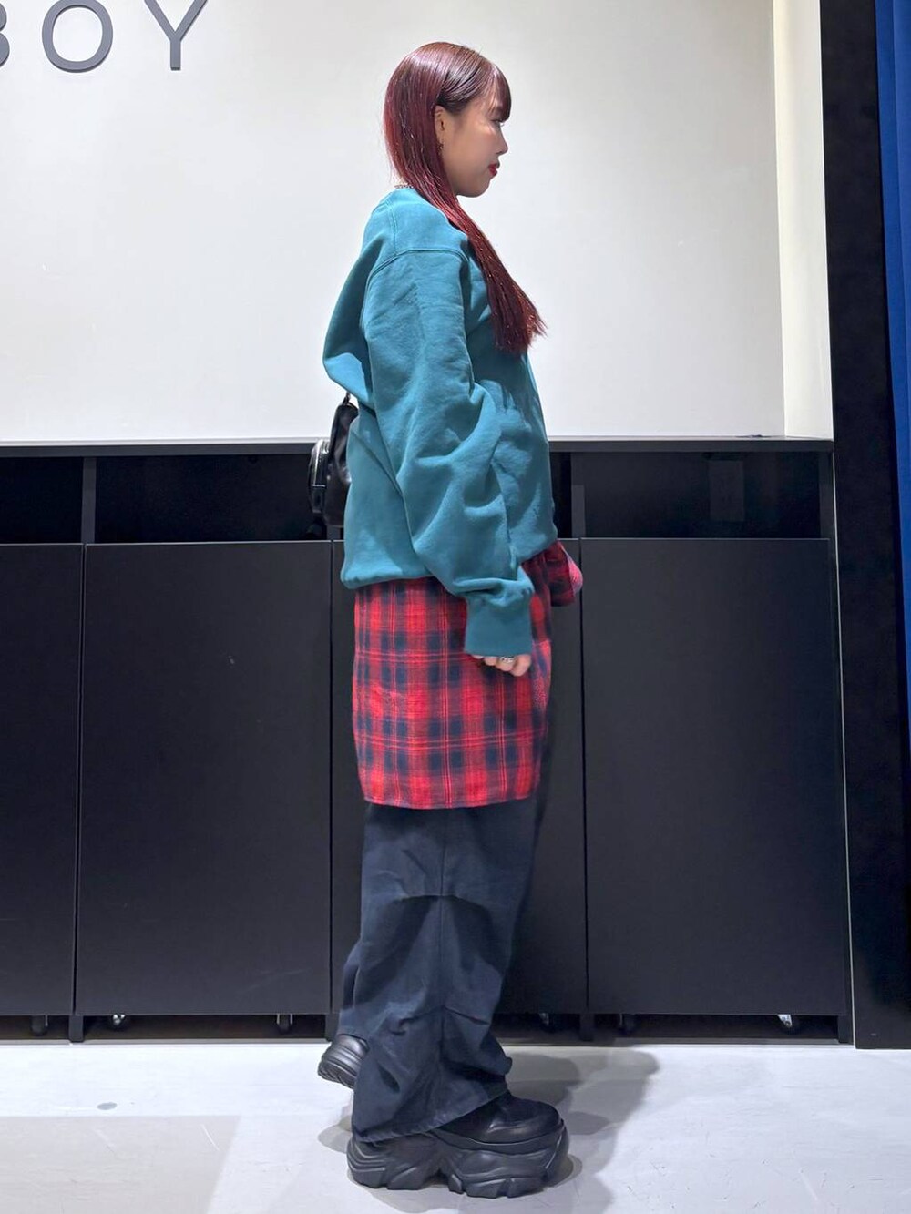 「モード、ストリート、きれいめ、カジュアル、ネックレス、骨格ストレート_PAGEBOY、ブルベ冬_PAGEBOY、スウェット、デニムパンツ、シャツ、バッグ、スニーカー、ブーツ」｜「PAGEBOYのレースアップソックスブーツ（ブーツ、ブラック系）」を使った、りりりさん（レディース・157cm）の冬コーディネートの5枚目の写真