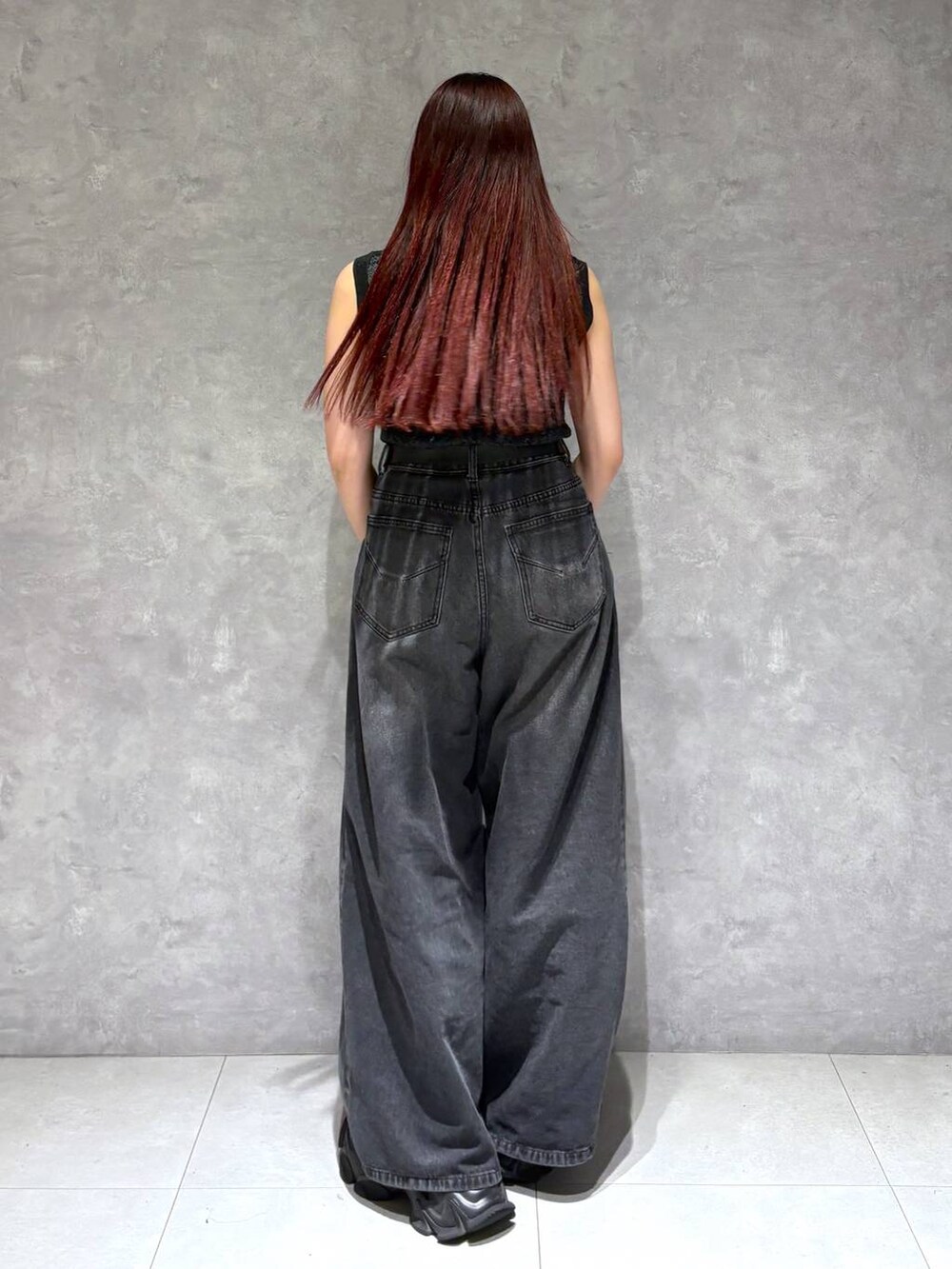 ブラック系のデニムパンツ、ブラック系のショルダーバッグ、ブラック系のTシャツ/カットソーを着用したレディースの春コーディネートの6枚目の写真