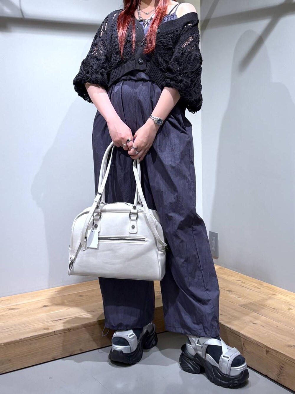 「モード、ストリート、きれいめ、カジュアル、ネックレス、骨格ストレート_PAGEBOY、ブルベ冬_PAGEBOY、サロペット、カーディガン、サンダル、バッグ」｜「PBLIMの【PBLIM】2WAYボストンバッグ（ボストンバッグ、ホワイト系）」を使った、りりりさん（レディース・157cm）の春コーディネートの7枚目の写真