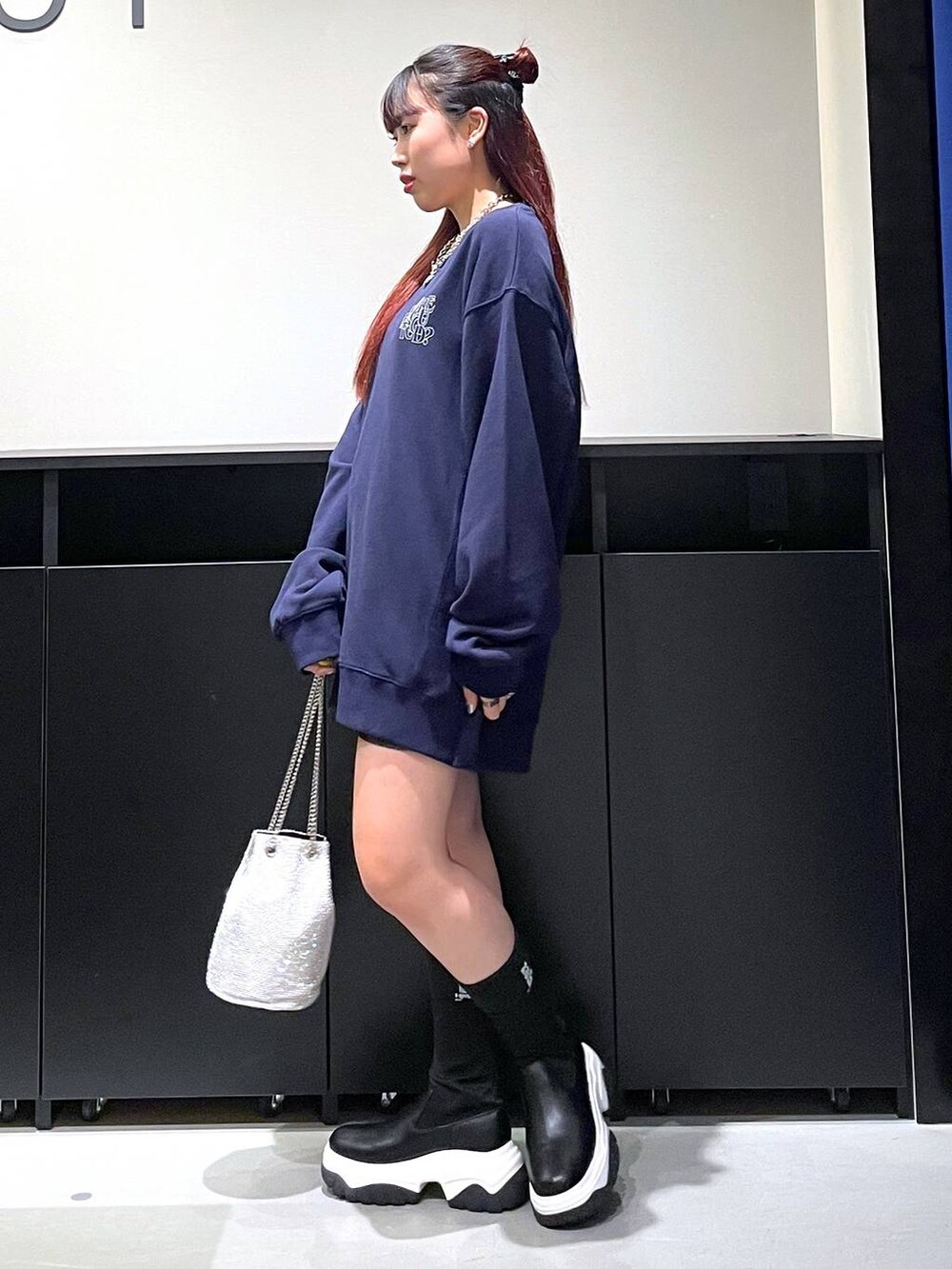 「モード、ストリート、きれいめ、カジュアル、ネックレス、骨格ストレート_PAGEBOY、ブルベ冬_PAGEBOY、ブーツ、スウェット、バッグ」｜「Anuiの【UNISEX/3サイズ展開】パズルロゴスウェット（スウェット、ブルー系）」を使った、りりりさん（レディース・157cm）の秋コーディネートの4枚目の写真