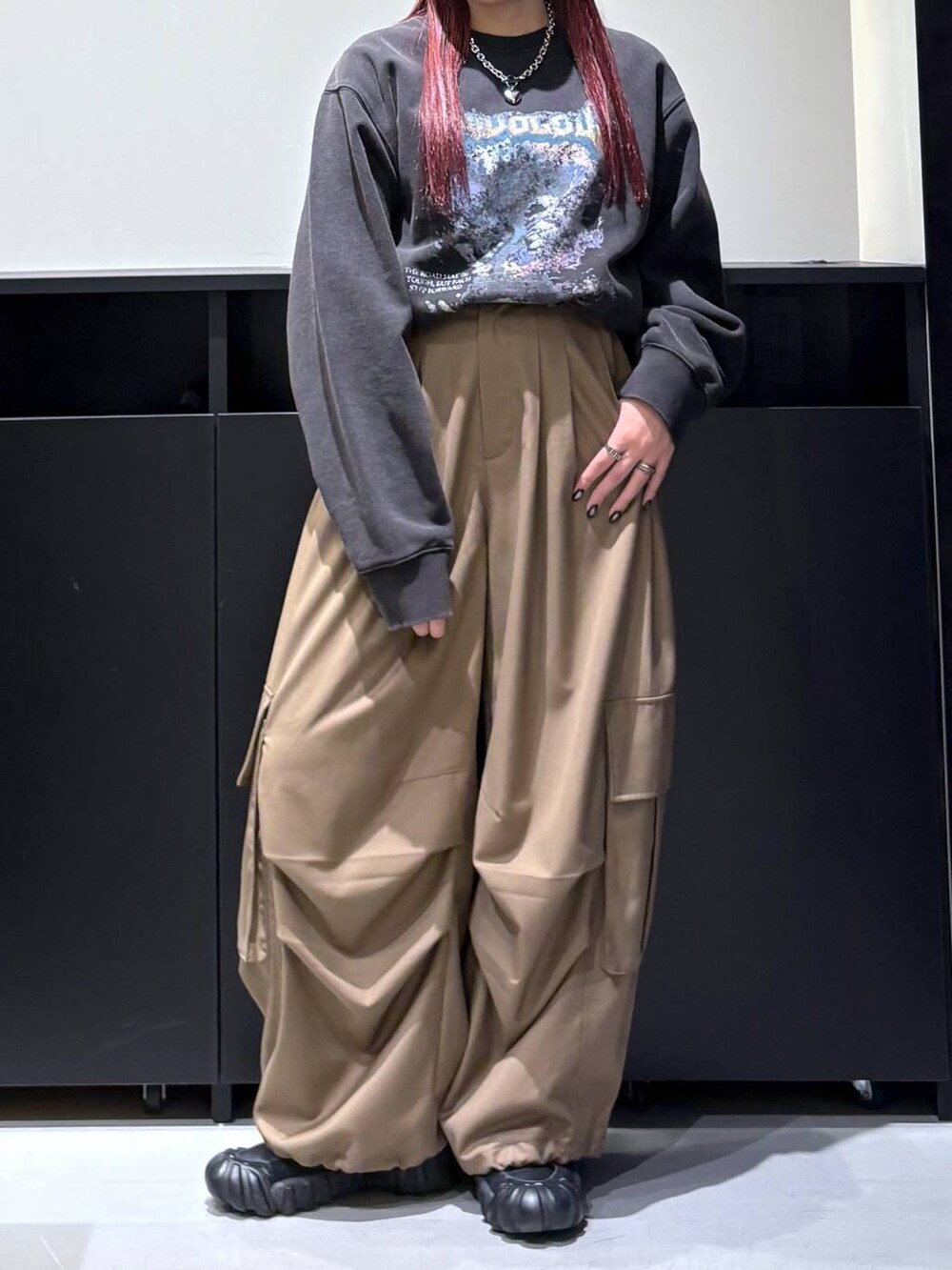 「モード、ストリート、きれいめ、カジュアル、ネックレス、骨格ストレート_PAGEBOY、ブルベ冬_PAGEBOY、スウェット」｜「Anuiの【UNISEX/3サイズ展開】TRタックパラシュートパンツ（カーゴパンツ、ベージュ系）」を使った、りりりさん（レディース・157cm）の冬コーディネートの7枚目の写真