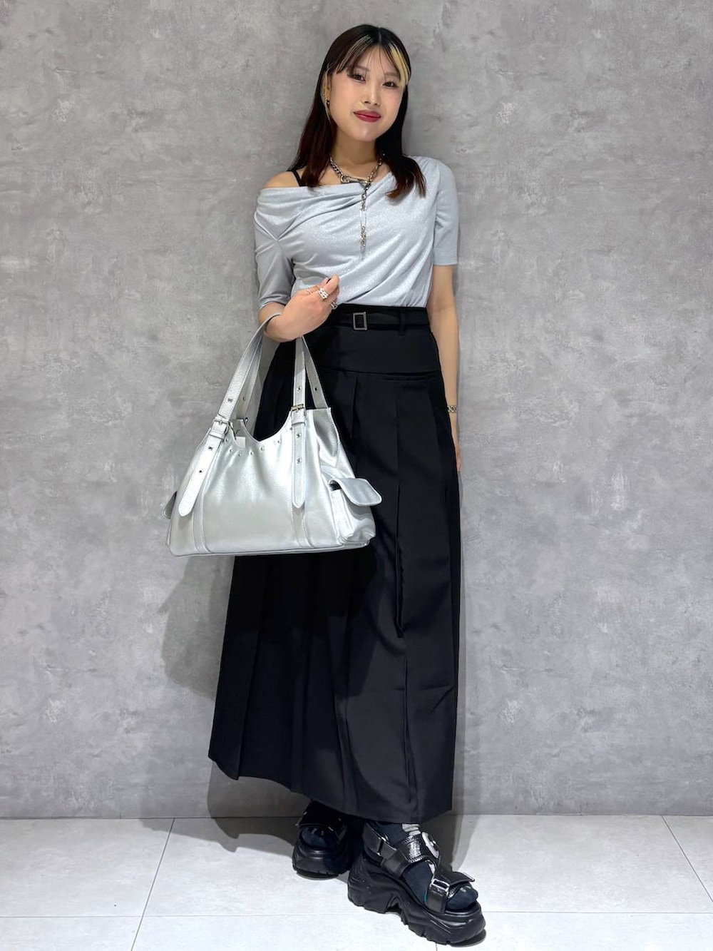 ブラック系のサンダル、シルバー系のハンドバッグ、ブルー系のTシャツ/カットソーを着用したレディースの夏コーディネートの5枚目の写真
