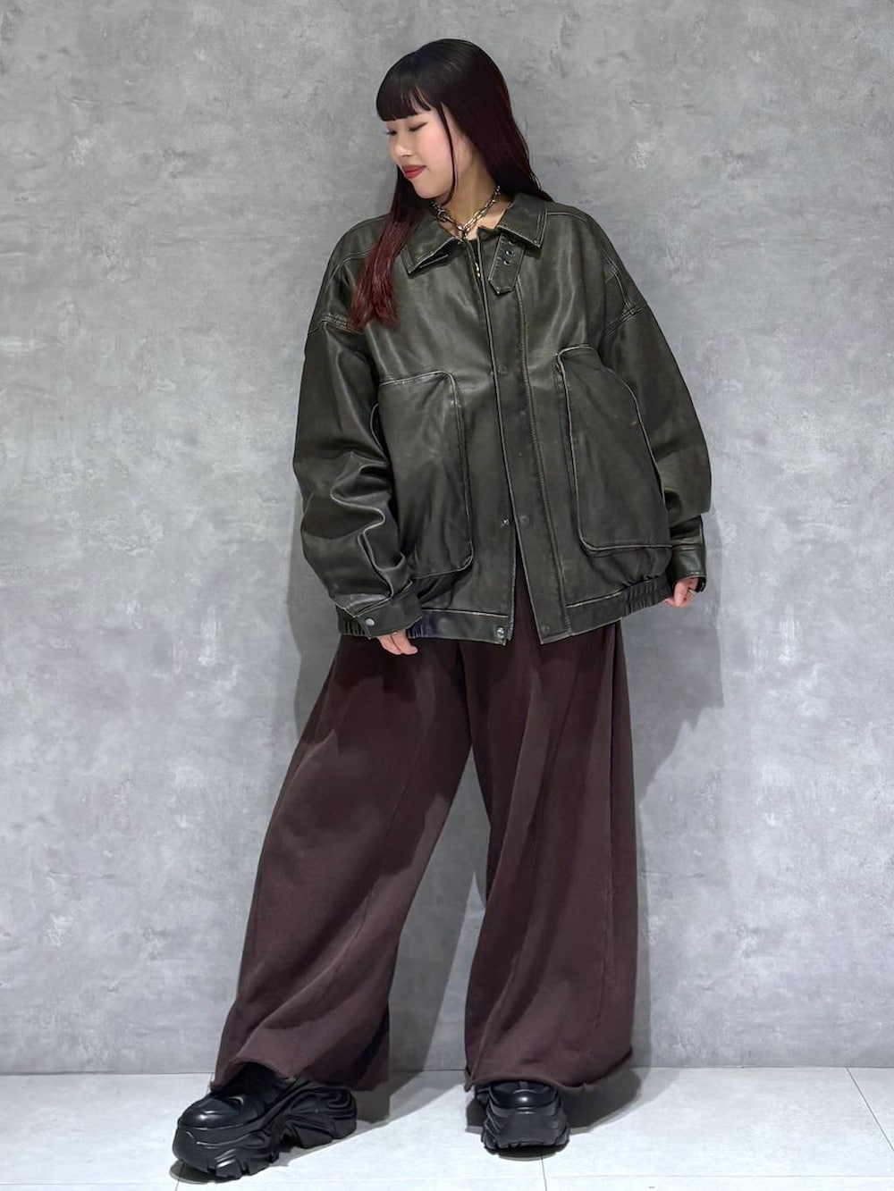 ブラック系のスニーカー、グレー系のスウェットパンツ、ブラック系のブルゾンを着用したレディースの秋コーディネートの8枚目の写真