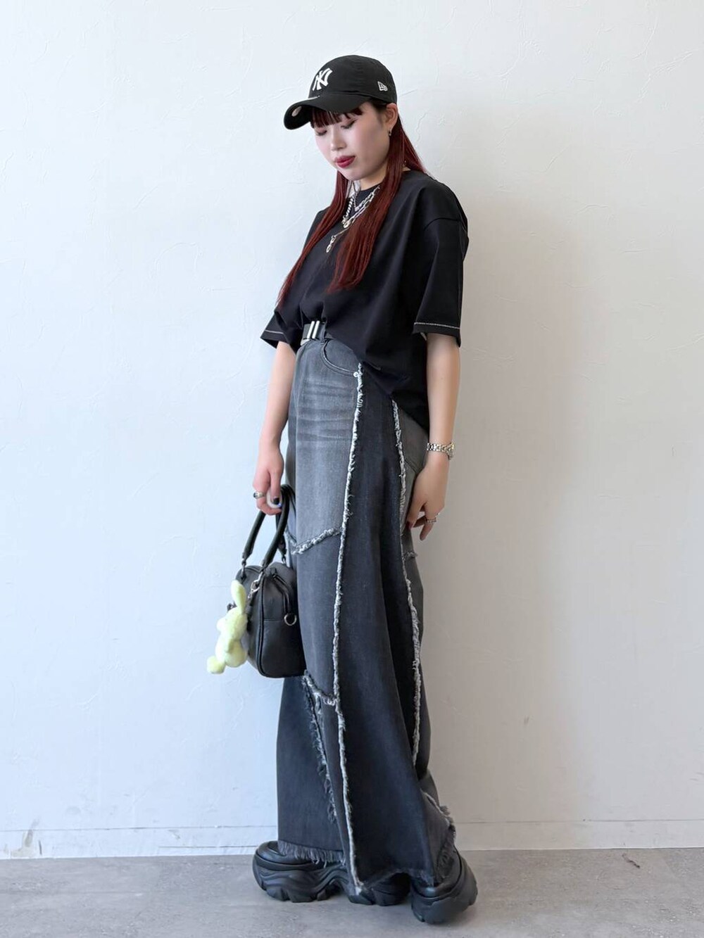 「モード、ストリート、きれいめ、カジュアル、ネックレス、骨格ストレート_PAGEBOY、ブルベ冬_PAGEBOY、デニムパンツ、Tシャツ、ベルト、バッグ」|「PAGEBOYのプラットチャンキースニーカー(スニーカー、ブラック系)」を使った、りりりさん(レディース・157cm)の春コーディネートの3枚目の写真