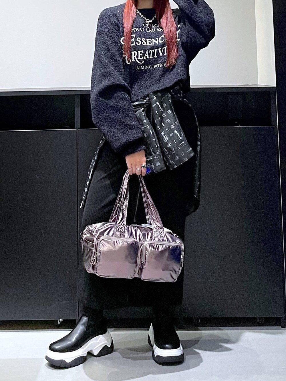 その他のショルダーバッグ、ブラック系のシャツ/ブラウス、ブラック系のスカートを着用したレディースの秋コーディネートの7枚目の写真