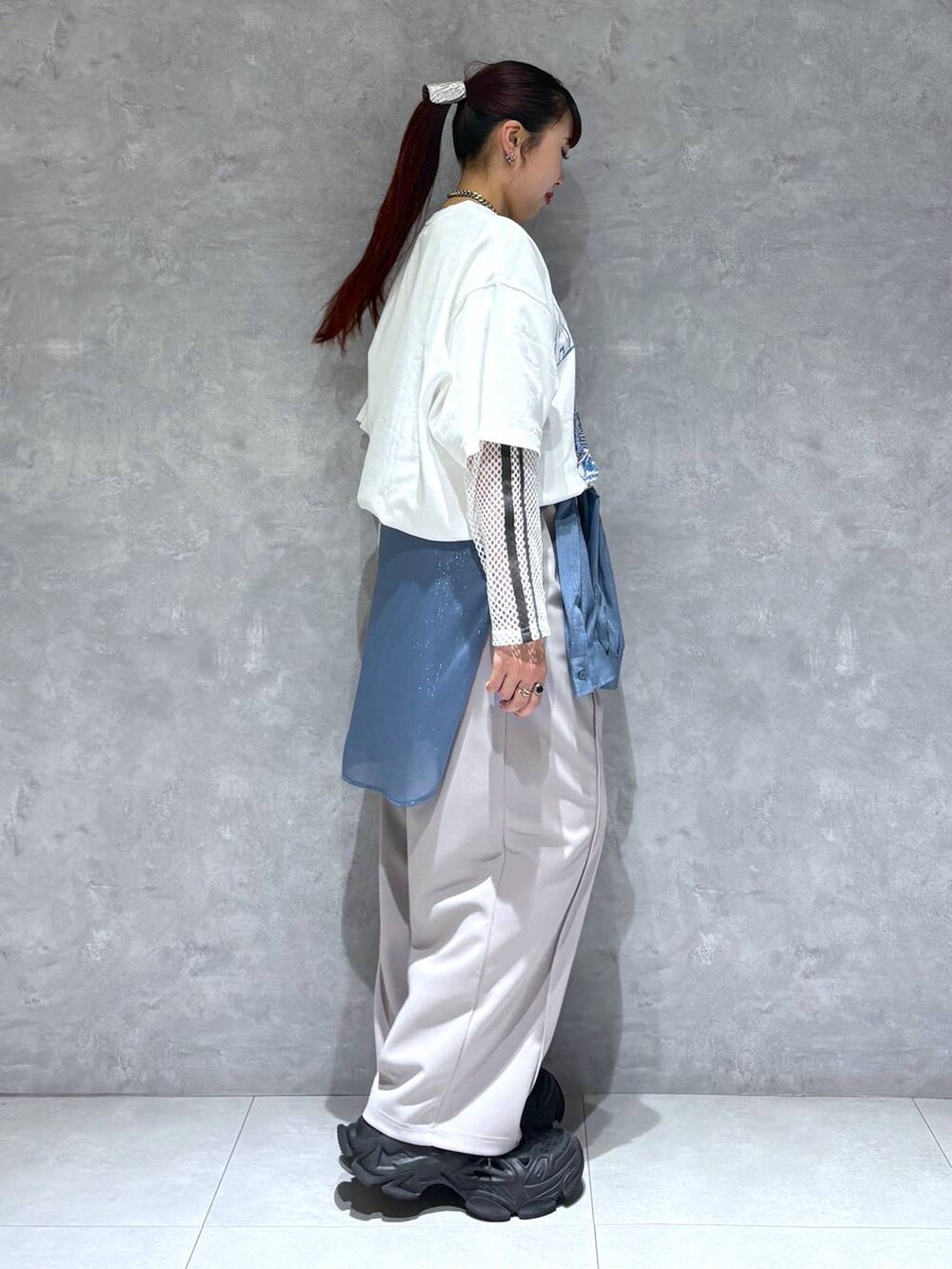 「モード、ストリート、きれいめ、カジュアル、ネックレス、骨格ストレート_PAGEBOY、ブルベ冬_PAGEBOY、Tシャツ、シャツ、ワイドパンツ」｜「PAGEBOYのソフトラメシアールーズシャツ（シャツ/ブラウス、ブルー系）」を使った、りりりさん（レディース・157cm）の夏コーディネートの7枚目の写真