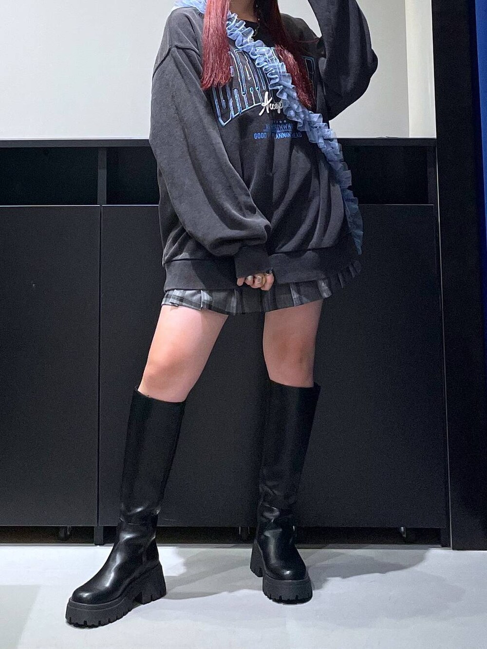 「モード、ストリート、きれいめ、カジュアル、ネックレス、骨格ストレート_PAGEBOY、ブルベ冬_PAGEBOY、ブーツ、ミニスカート、ショートパンツ、スウェット、キャップ、バッグ」｜「PAGEBOYの一部店舗展開<Casselin>チュールシャーリングショルダー（その他小物、ブルー系）」を使った、りりりさん（レディース・157cm）の夏コーディネートの7枚目の写真