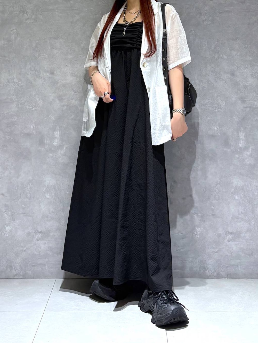 「モード、ストリート、きれいめ、カジュアル、ネックレス、骨格ストレート_PAGEBOY、ブルベ冬_PAGEBOY、ワンピース、ジャケット、バッグ」｜「PAGEBOYのZIPポケットBAG（ショルダーバッグ、ブラック系）」を使った、りりりさん（レディース・157cm）の夏コーディネートの8枚目の写真