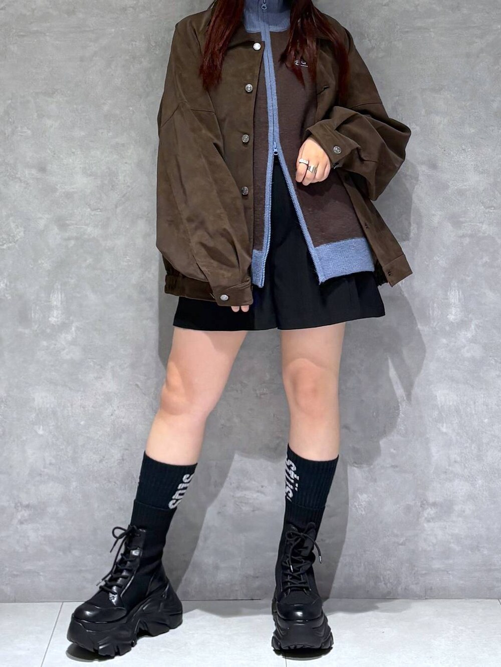 ブラック系のブーツ、ブラック系のその他パンツ、ブラウン系のブルゾンを着用したレディースの秋コーディネートの7枚目の写真