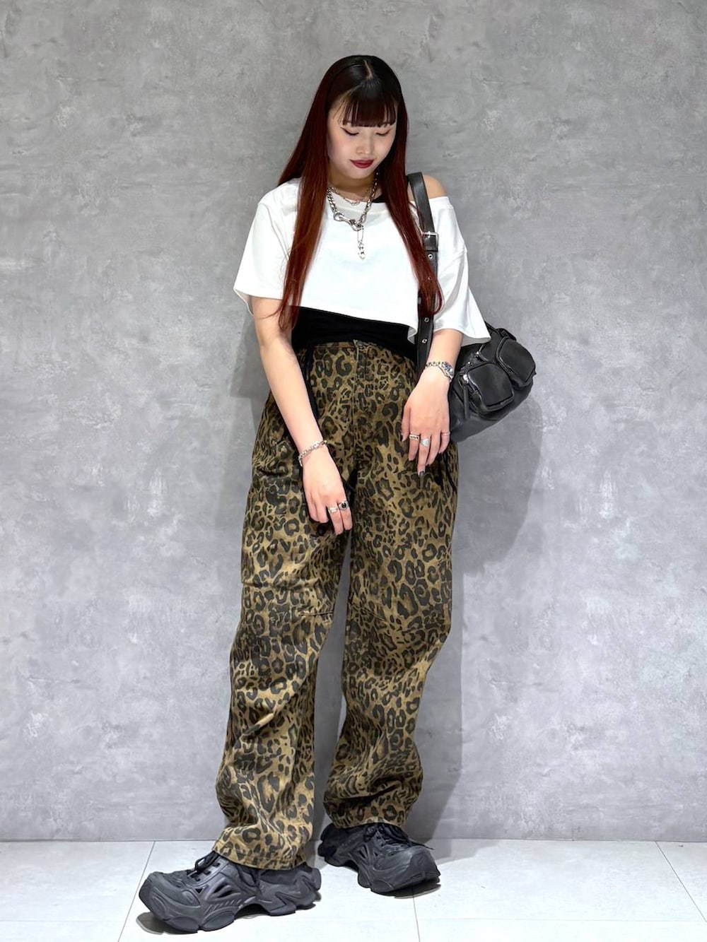 「モード、ストリート、カジュアル、ネックレス、骨格ストレート_PAGEBOY、ブルベ冬_PAGEBOY、Tシャツ、バッグ」｜「PBLIMの《UNISEX》アソートルーズパンツ（デニムパンツ、その他）」を使った、りりりさん（レディース・157cm）の夏コーディネートの6枚目の写真
