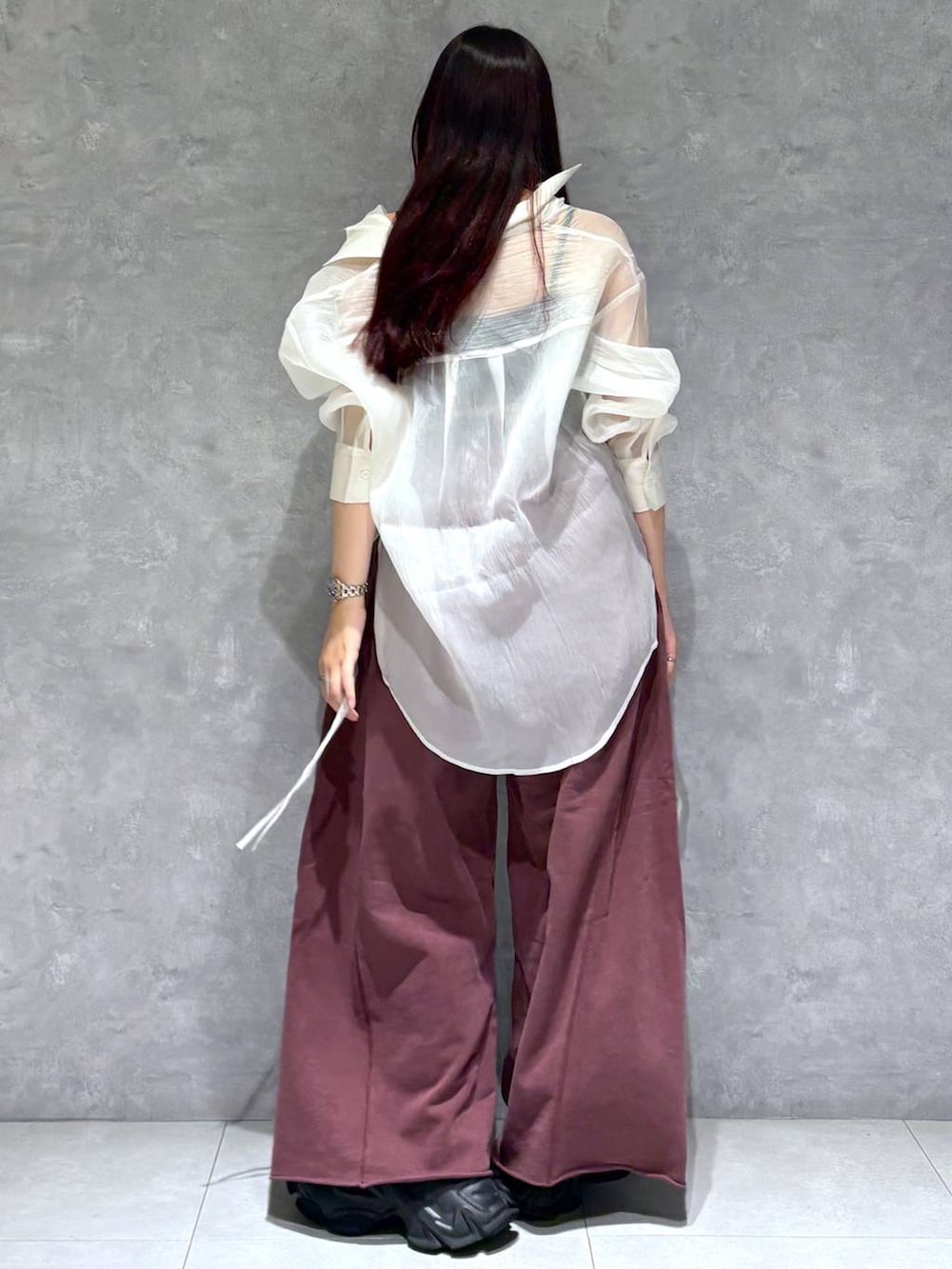 ホワイト系のシャツ/ブラウス、レッド系のスウェットパンツを着用したレディースの秋コーディネートの4枚目の写真