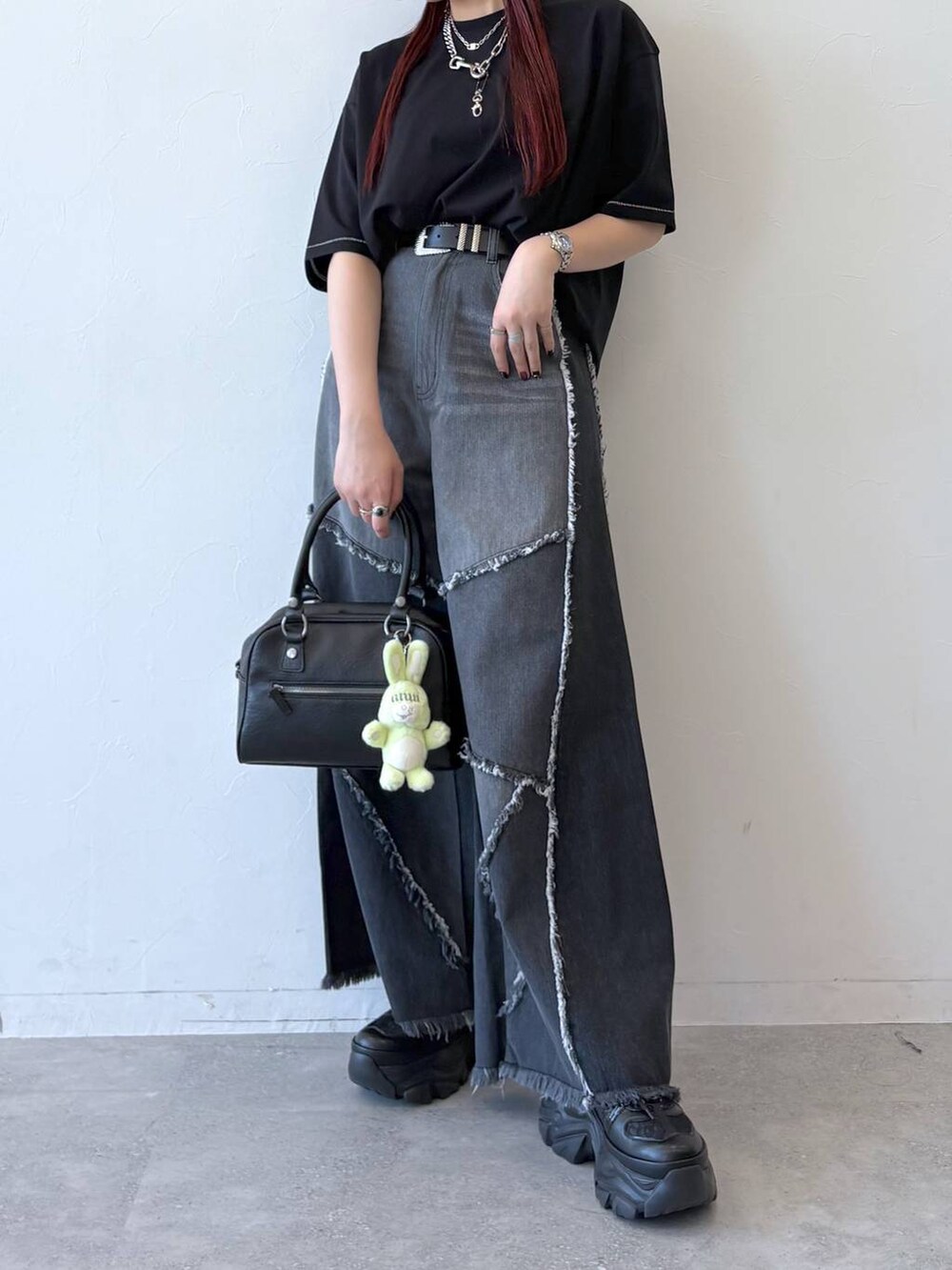 「モード、ストリート、きれいめ、カジュアル、ネックレス、骨格ストレート_PAGEBOY、ブルベ冬_PAGEBOY、デニムパンツ、Tシャツ、ベルト、バッグ」|「PAGEBOYのプラットチャンキースニーカー(スニーカー、ブラック系)」を使った、りりりさん(レディース・157cm)の春コーディネートの2枚目の写真