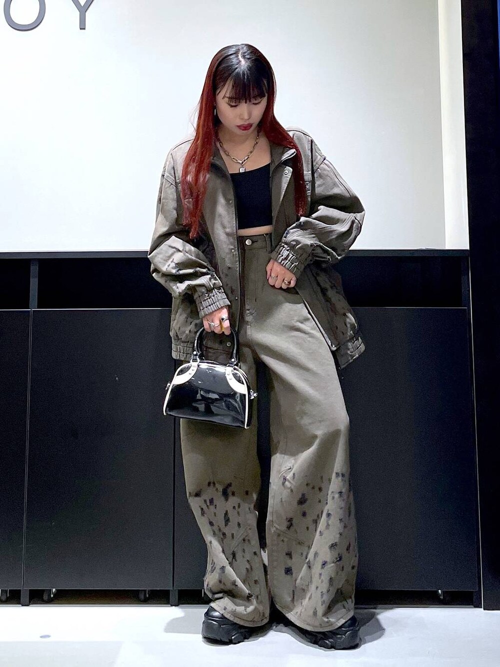 「モード、ストリート、きれいめ、カジュアル、ネックレス、骨格ストレート_PAGEBOY、ブルベ冬_PAGEBOY、アウター、ジャケット、デニムパンツ、スニーカー、バッグ、セットアップ」｜「PAGEBOYのプラットチャンキースニーカー（スニーカー、ブラック系）」を使った、りりりさん（レディース・157cm）の夏コーディネートの2枚目の写真