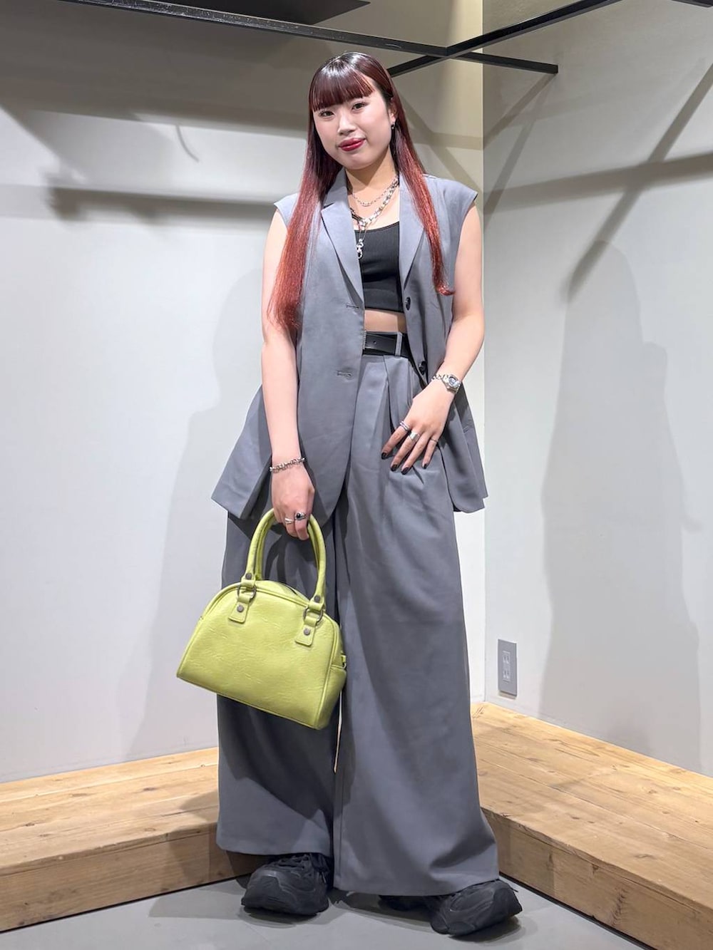 「モード、ストリート、きれいめ、カジュアル、ネックレス、骨格ストレート_PAGEBOY、ブルベ冬_PAGEBOY、セットアップ、ベスト、スラックス、ワイドパンツ、インナー、ベルト、バッグ」｜「PAGEBOYのモードバックルベルト3（ベルト、ブラック系）」を使った、りりりさん（レディース・157cm）の夏コーディネートの7枚目の写真