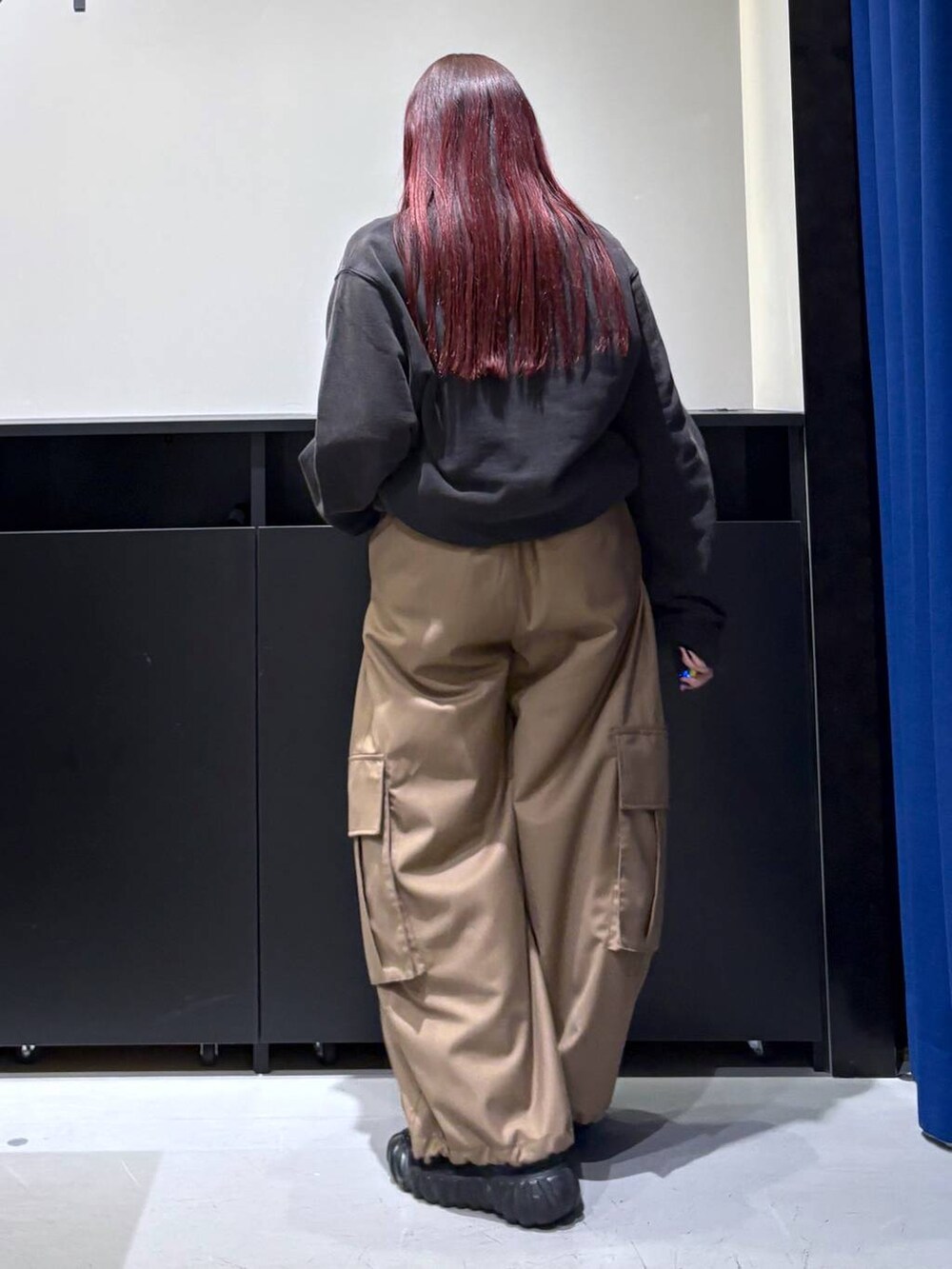 「モード、ストリート、きれいめ、カジュアル、ネックレス、骨格ストレート_PAGEBOY、ブルベ冬_PAGEBOY、スウェット」｜「Anuiの【UNISEX/3サイズ展開】TRタックパラシュートパンツ（カーゴパンツ、ベージュ系）」を使った、りりりさん（レディース・157cm）の冬コーディネートの5枚目の写真
