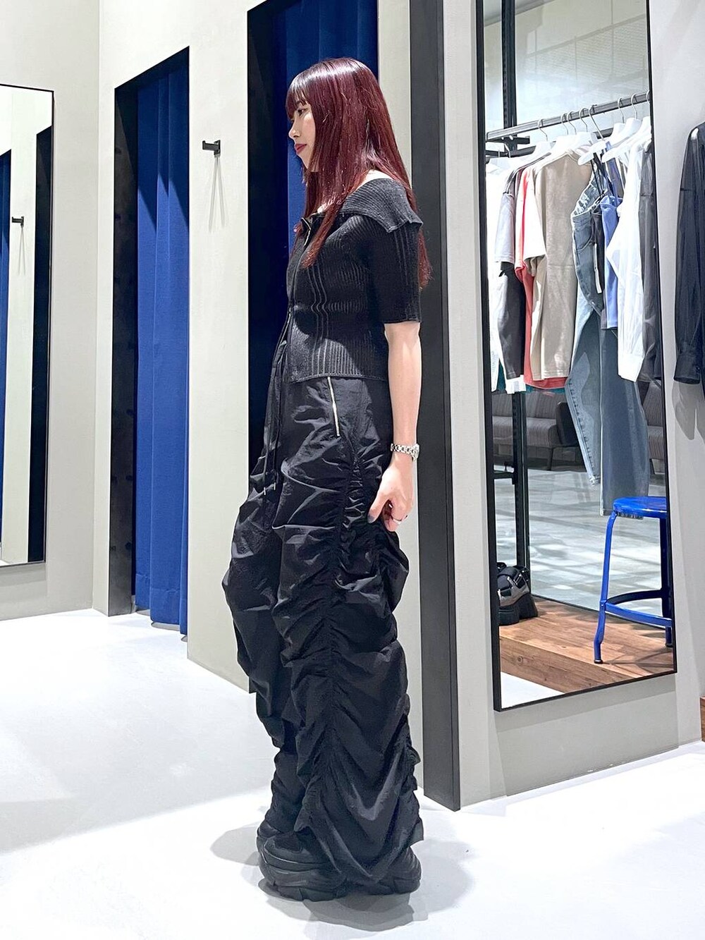 ブラック系のニット/セーター、ブラック系のその他パンツ、ブラック系のスニーカーを着用したレディースの夏コーディネートの4枚目の写真