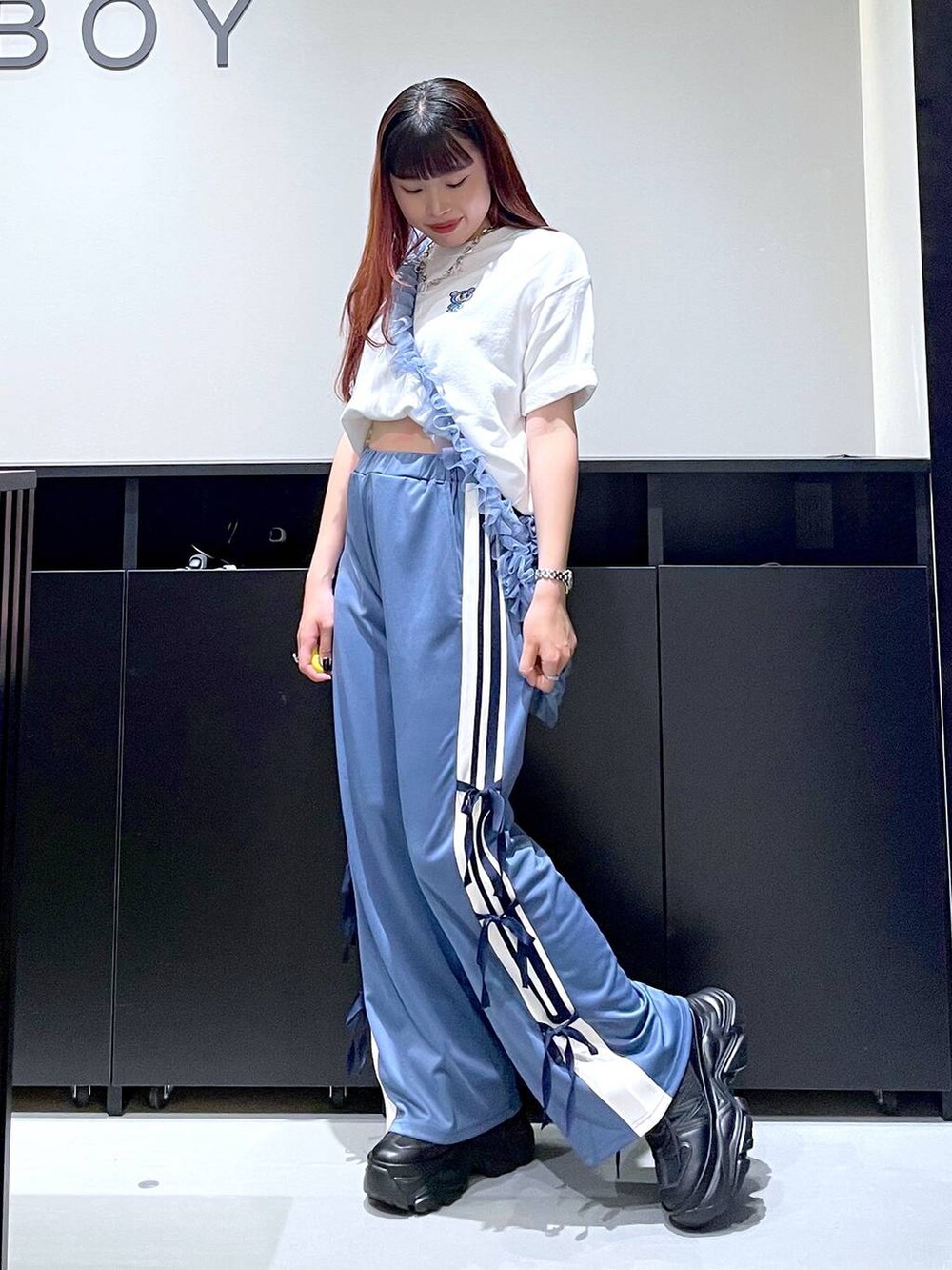 「モード、ストリート、きれいめ、カジュアル、ネックレス、骨格ストレート_PAGEBOY、ブルベ冬_PAGEBOY、Tシャツ、スニーカー、バッグ」｜「PAGEBOYのプラットチャンキースニーカー（スニーカー、ブラック系）」を使った、りりりさん（レディース・157cm）の夏コーディネートの2枚目の写真