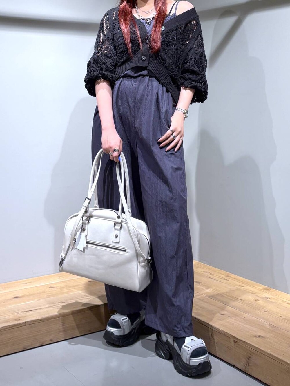 「モード、ストリート、きれいめ、カジュアル、ネックレス、骨格ストレート_PAGEBOY、ブルベ冬_PAGEBOY、サロペット、カーディガン、サンダル、バッグ」｜「PBLIMの【PBLIM】2WAYボストンバッグ（ボストンバッグ、ホワイト系）」を使った、りりりさん（レディース・157cm）の春コーディネートの2枚目の写真