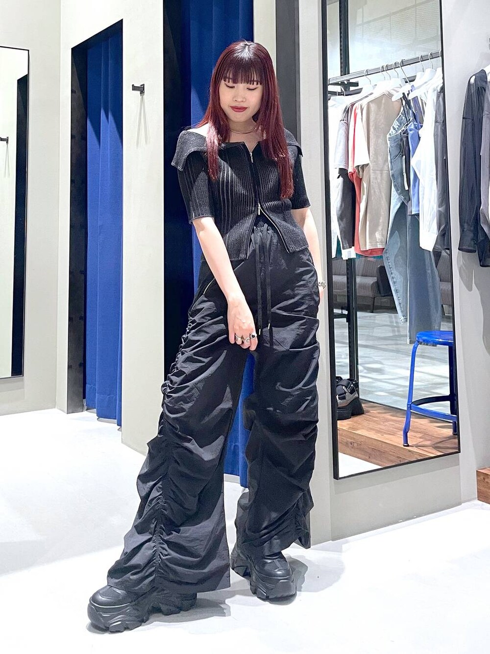 ブラック系のニット/セーター、ブラック系のその他パンツ、ブラック系のスニーカーを着用したレディースの夏コーディネートの8枚目の写真