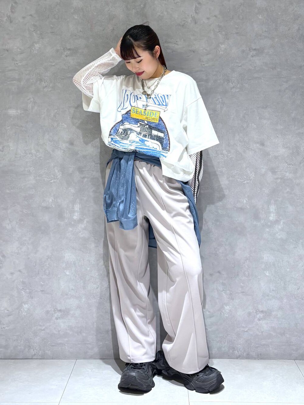 「モード、ストリート、きれいめ、カジュアル、ネックレス、骨格ストレート_PAGEBOY、ブルベ冬_PAGEBOY、Tシャツ、シャツ、ワイドパンツ」｜「PAGEBOYのソフトラメシアールーズシャツ（シャツ/ブラウス、ブルー系）」を使った、りりりさん（レディース・157cm）の夏コーディネートの3枚目の写真
