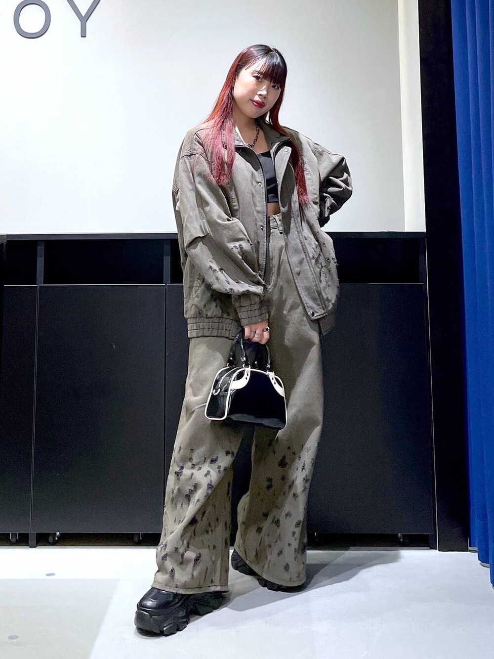 「モード、ストリート、きれいめ、カジュアル、ネックレス、骨格ストレート_PAGEBOY、ブルベ冬_PAGEBOY、アウター、ジャケット、デニムパンツ、スニーカー、バッグ、セットアップ」｜「PAGEBOYのプラットチャンキースニーカー（スニーカー、ブラック系）」を使った、りりりさん（レディース・157cm）の夏コーディネートの7枚目の写真