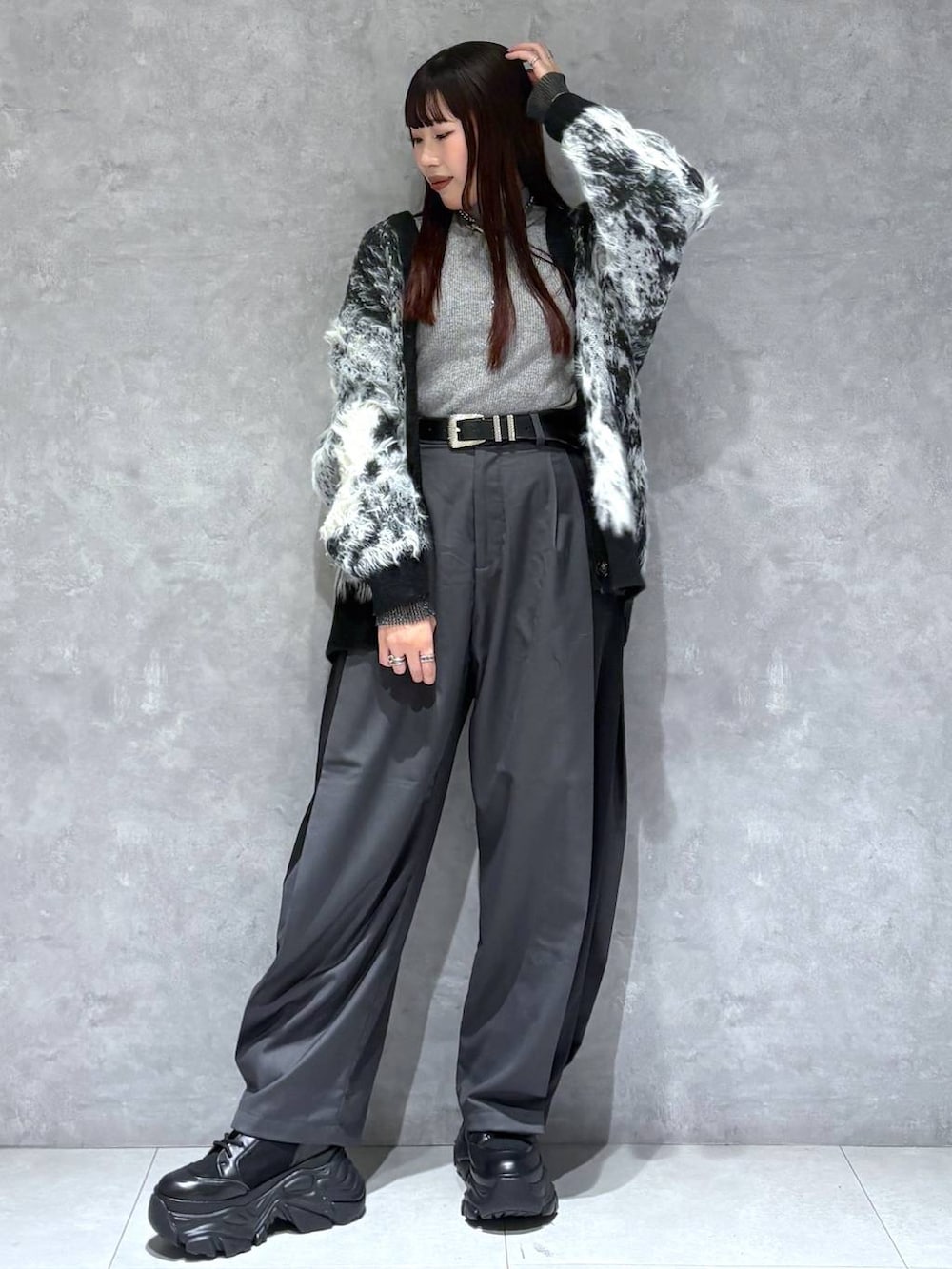 ブラック系のブーツ、ブラック系のカーディガン/ボレロ、グレー系のニット/セーターを着用したレディースの冬コーディネートの9枚目の写真