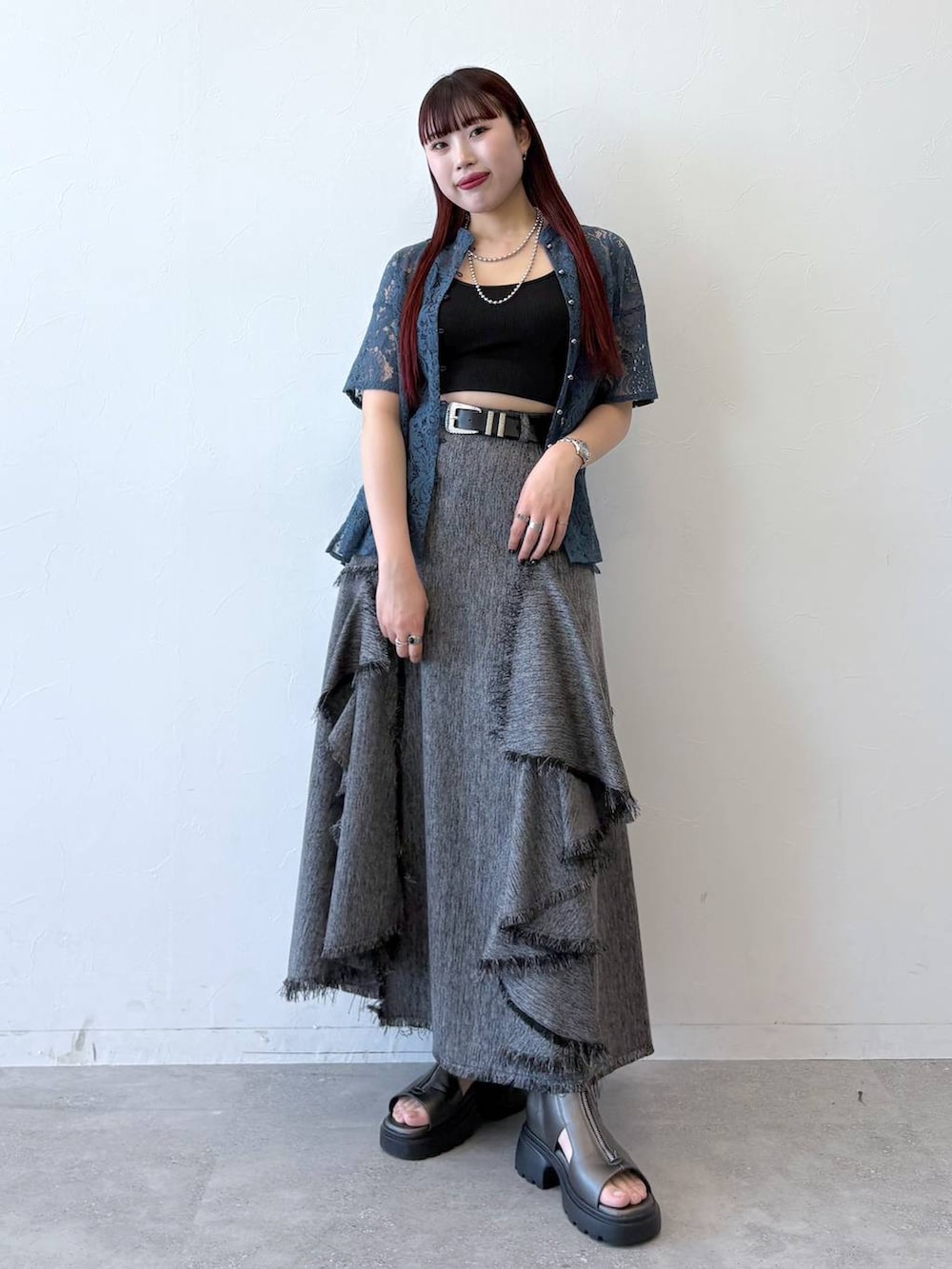 「モード、ストリート、きれいめ、カジュアル、ネックレス、骨格ストレート_PAGEBOY、ブルベ冬_PAGEBOY、シャツ、スカート、サンダル、ベルト」｜「PAGEBOYのモードバックルベルト3（ベルト、ブラック系）」を使った、りりりさん（レディース・157cm）の春コーディネートの2枚目の写真